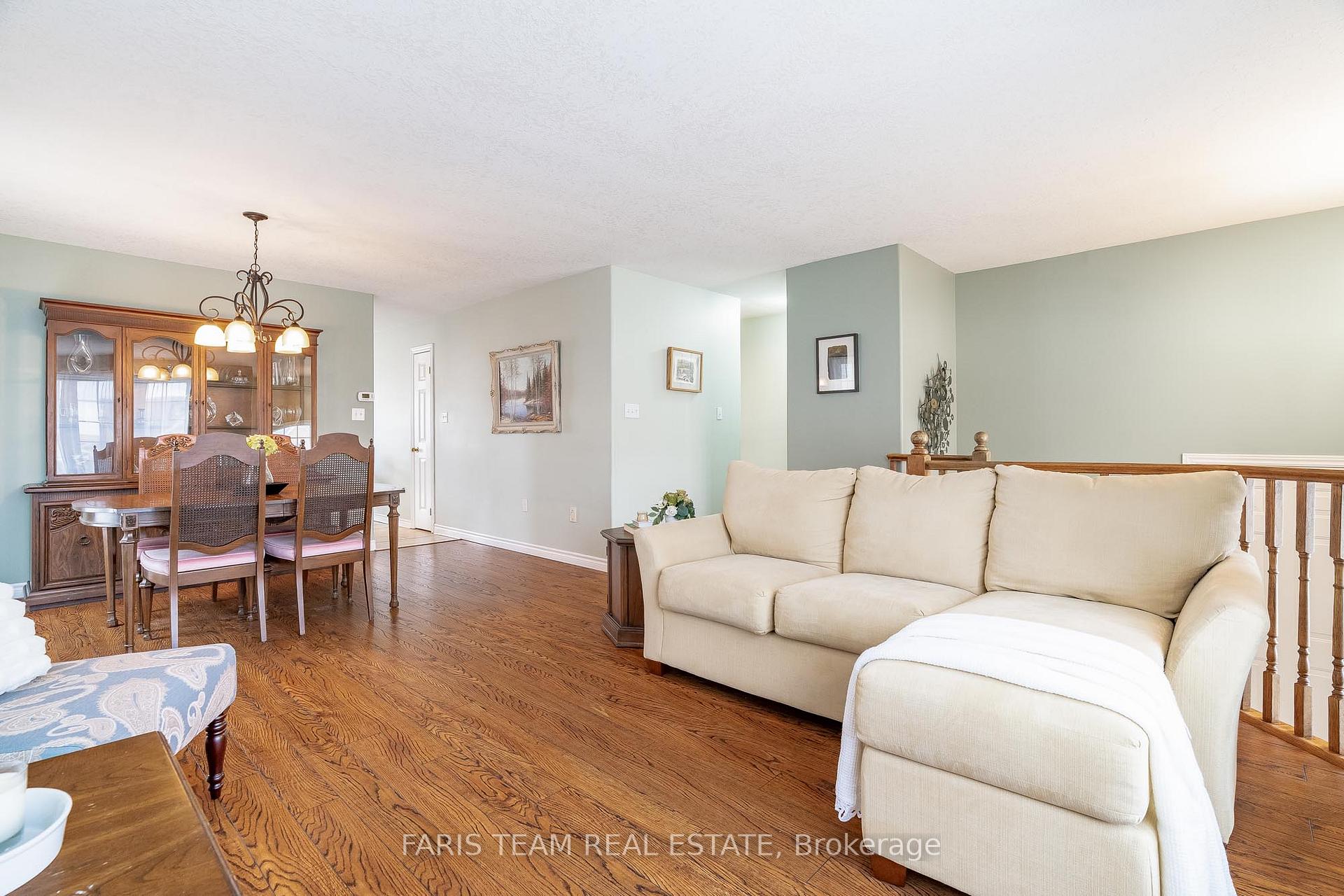 Photo 8 of 153 Sandringham Drive, Barrie, Innis-Shore — HOMEH