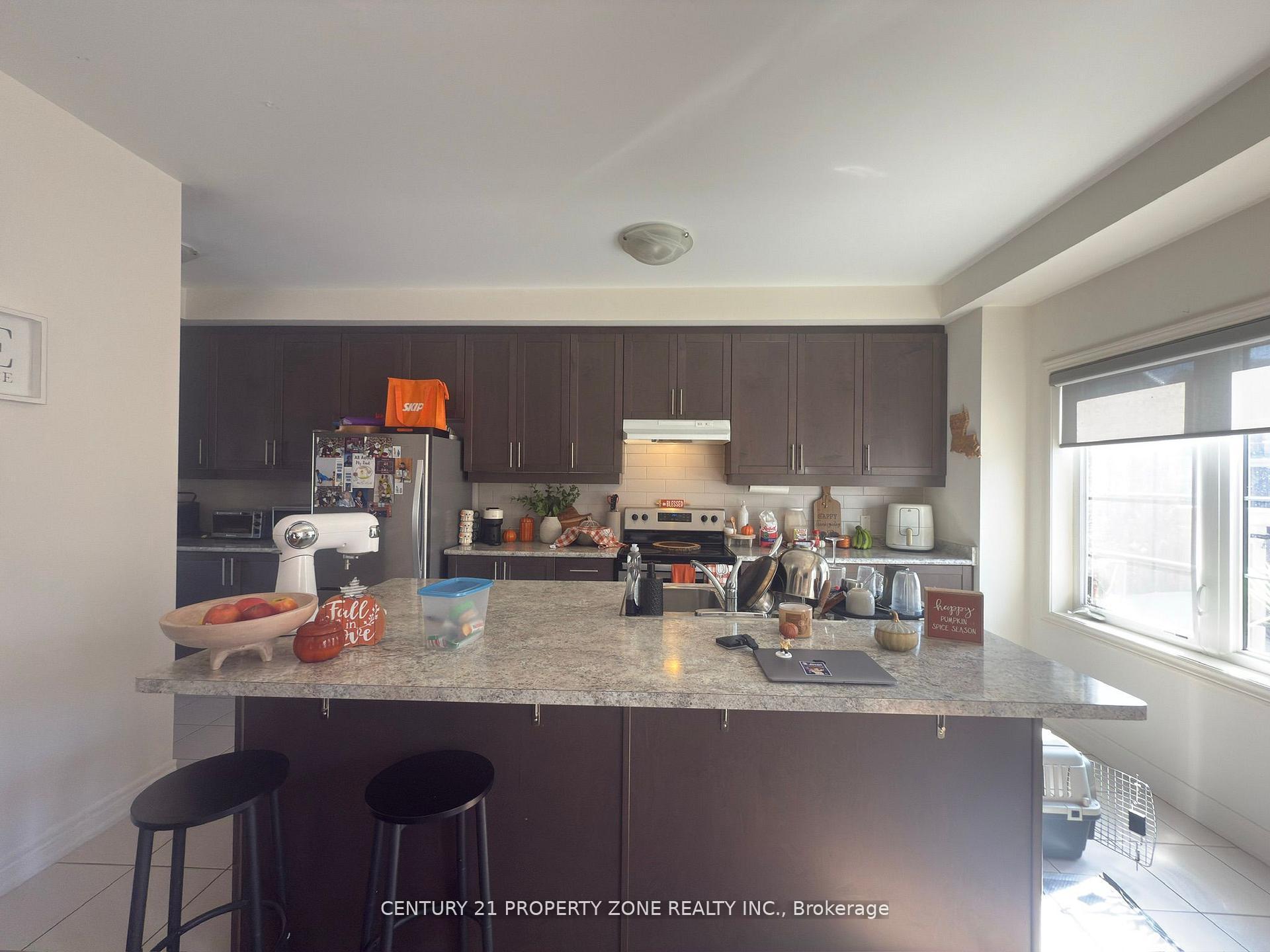 Photo 3 of 152 Fruitvale Circle, Brampton, Northwest Brampton — HOMEH