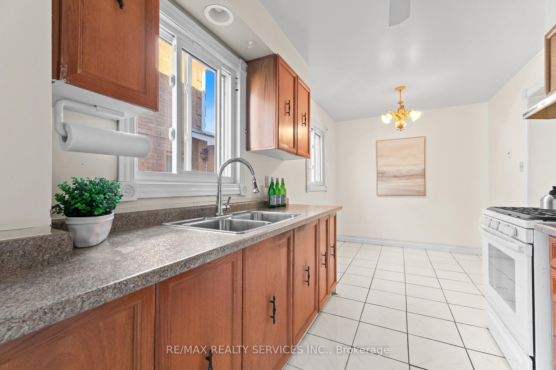 Photo 12 of 67 Wildercroft Avenue, Brampton, Brampton North — HOMEH