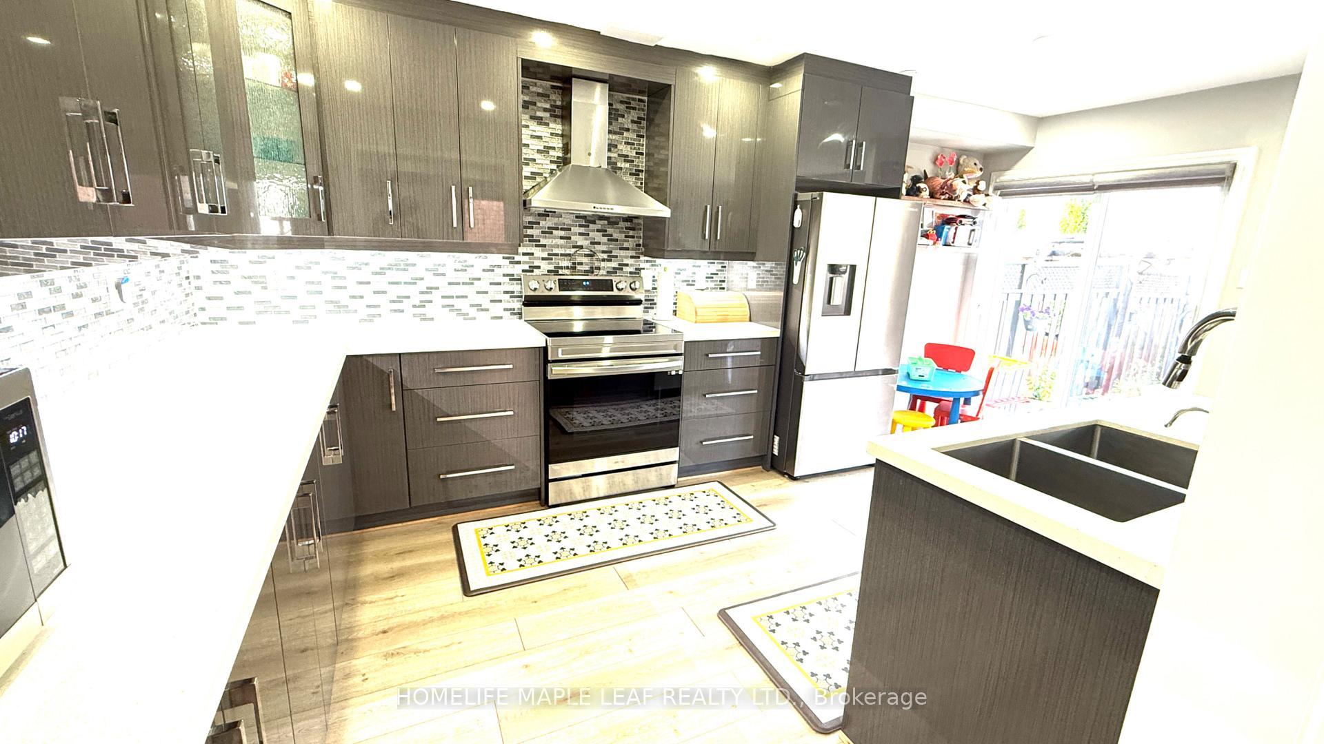 Photo 14 of 22 Allangrove Drive, Brampton, Fletcher's Meadow — HOMEH