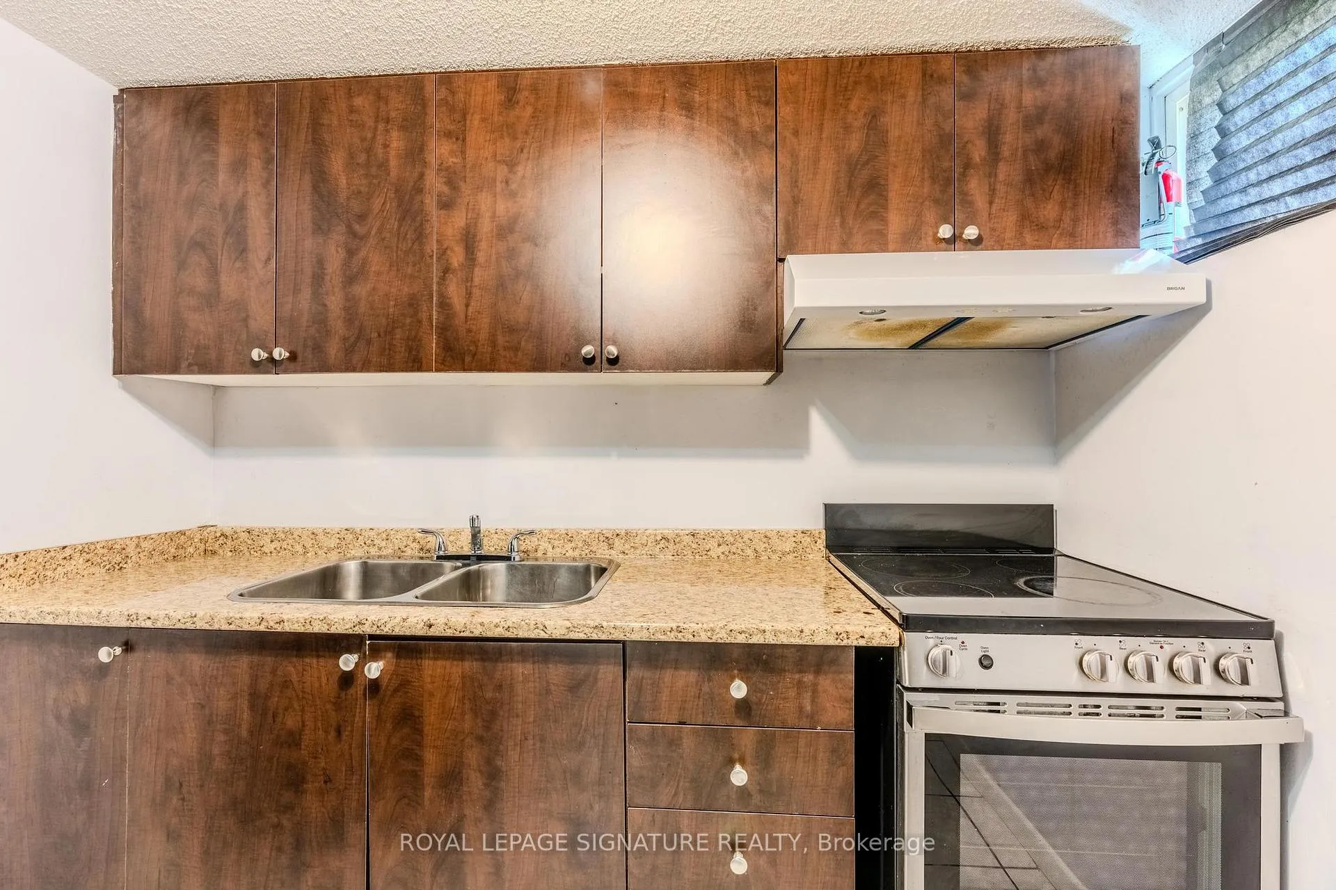 Photo 5 of Unit Bsmt, 320 Royal Salisbury Way, Brampton, Madoc — HOMEH