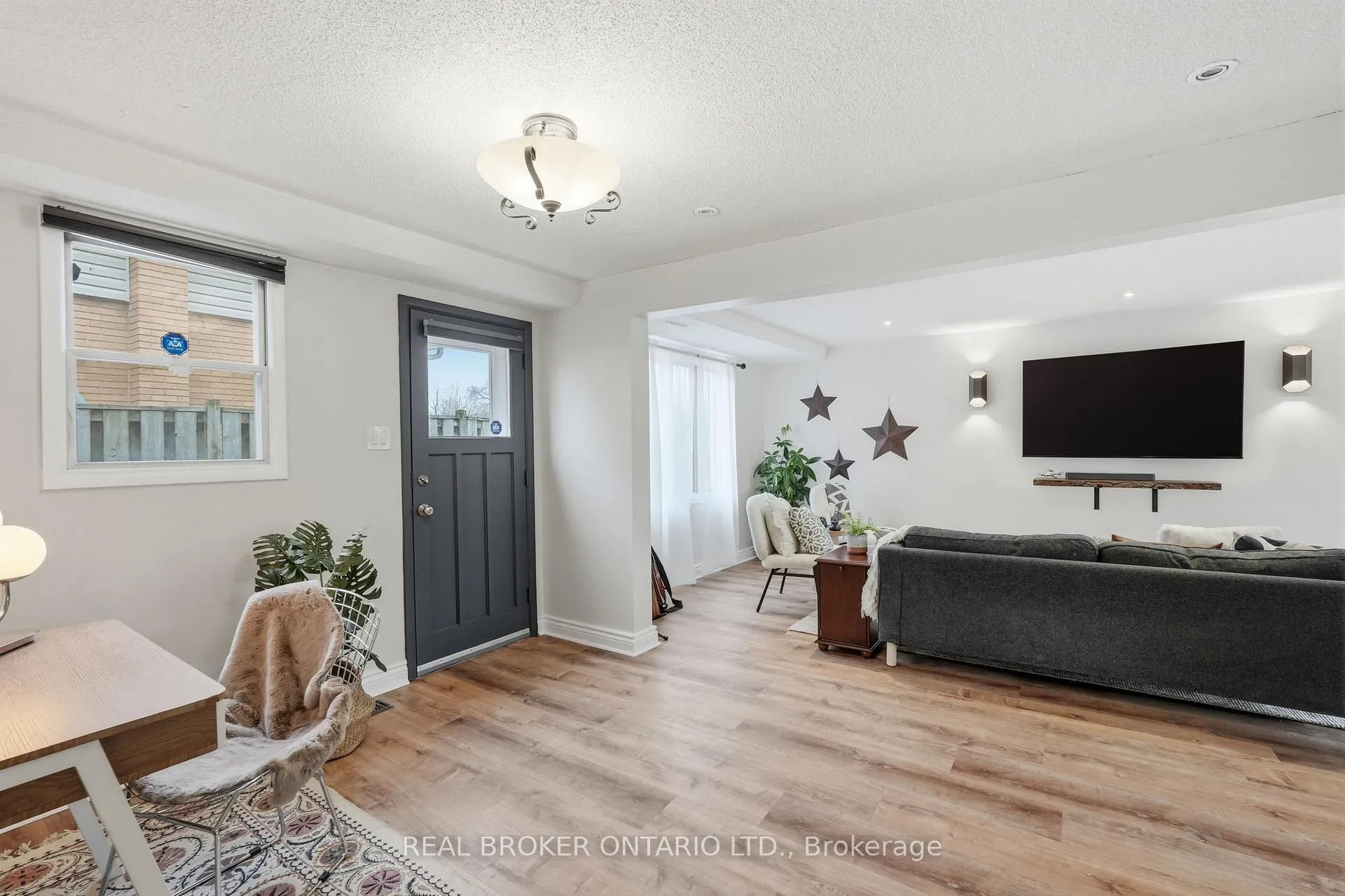 Photo 7 of 178 Delmar Drive, Hamilton, Buchanan — HOMEH