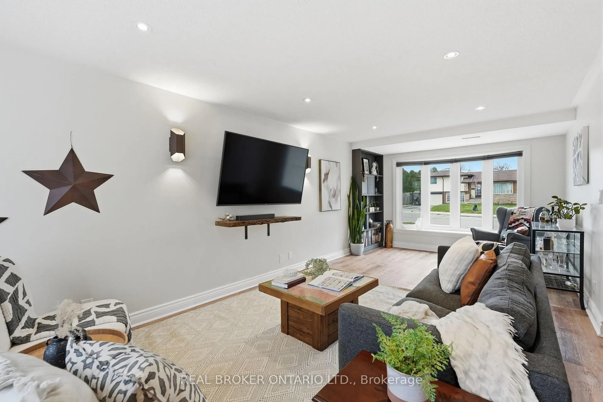 Photo 8 of 178 Delmar Drive, Hamilton, Buchanan — HOMEH