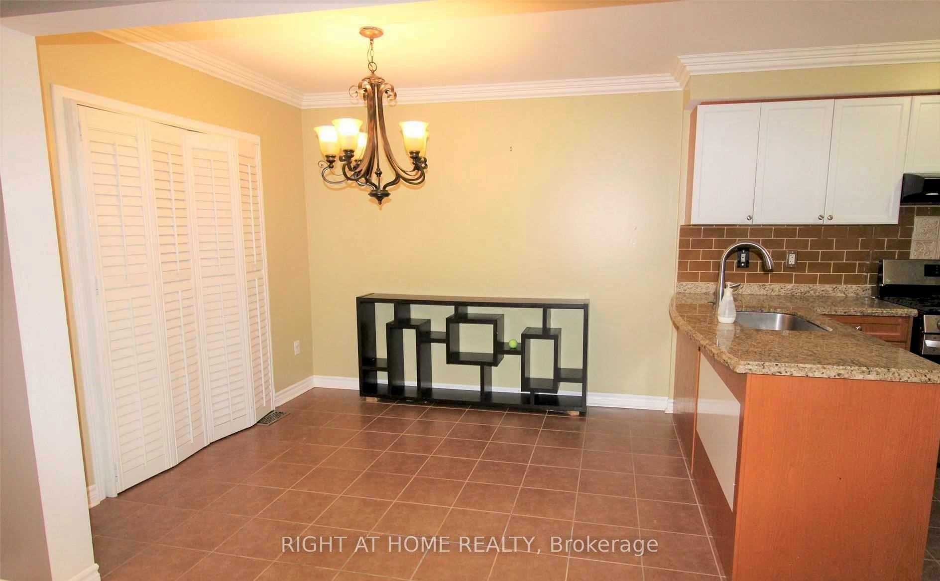 Photo 4 of 43 Bushmill Circle, Brampton, Fletcher's Meadow — HOMEH