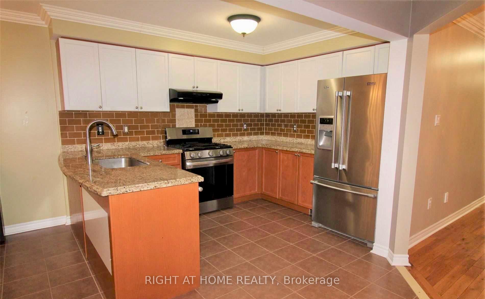 Photo 5 of 43 Bushmill Circle, Brampton, Fletcher's Meadow — HOMEH