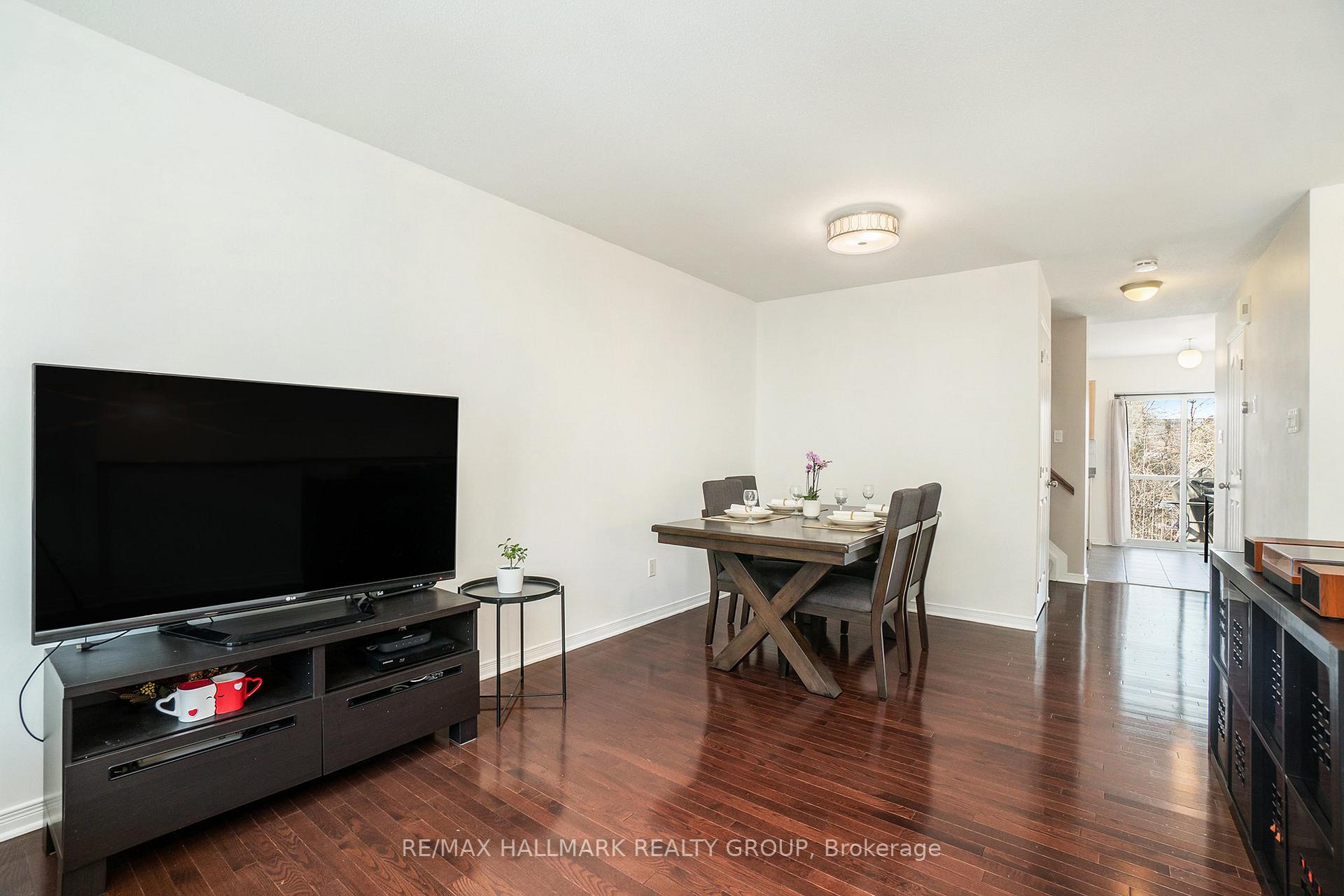 Photo 4 of 155 Fordham Private, Ottawa, Central Park — HOMEH