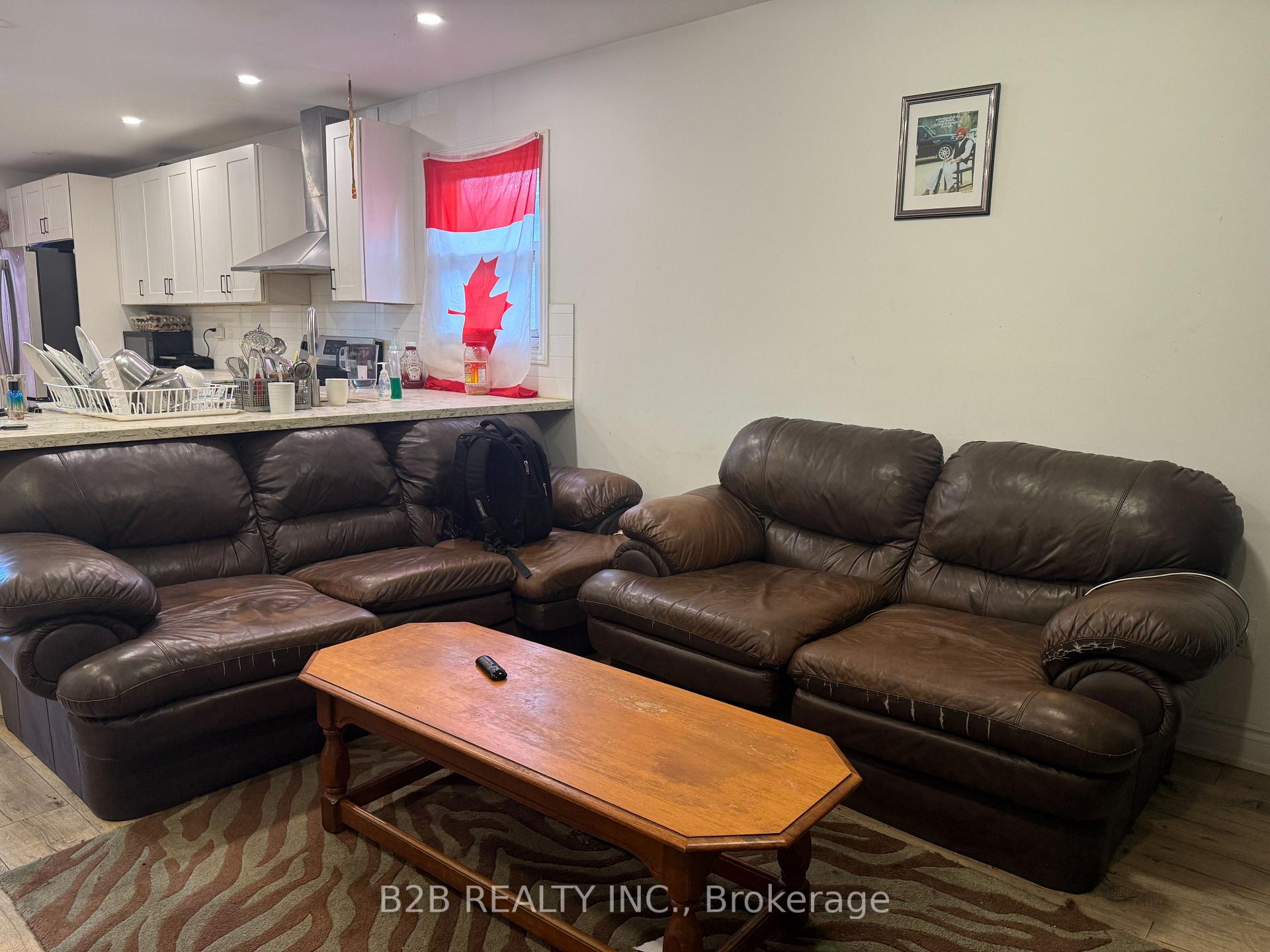 Photo 4 of 21 Lindridge Avenue, Brampton, Westgate — HOMEH