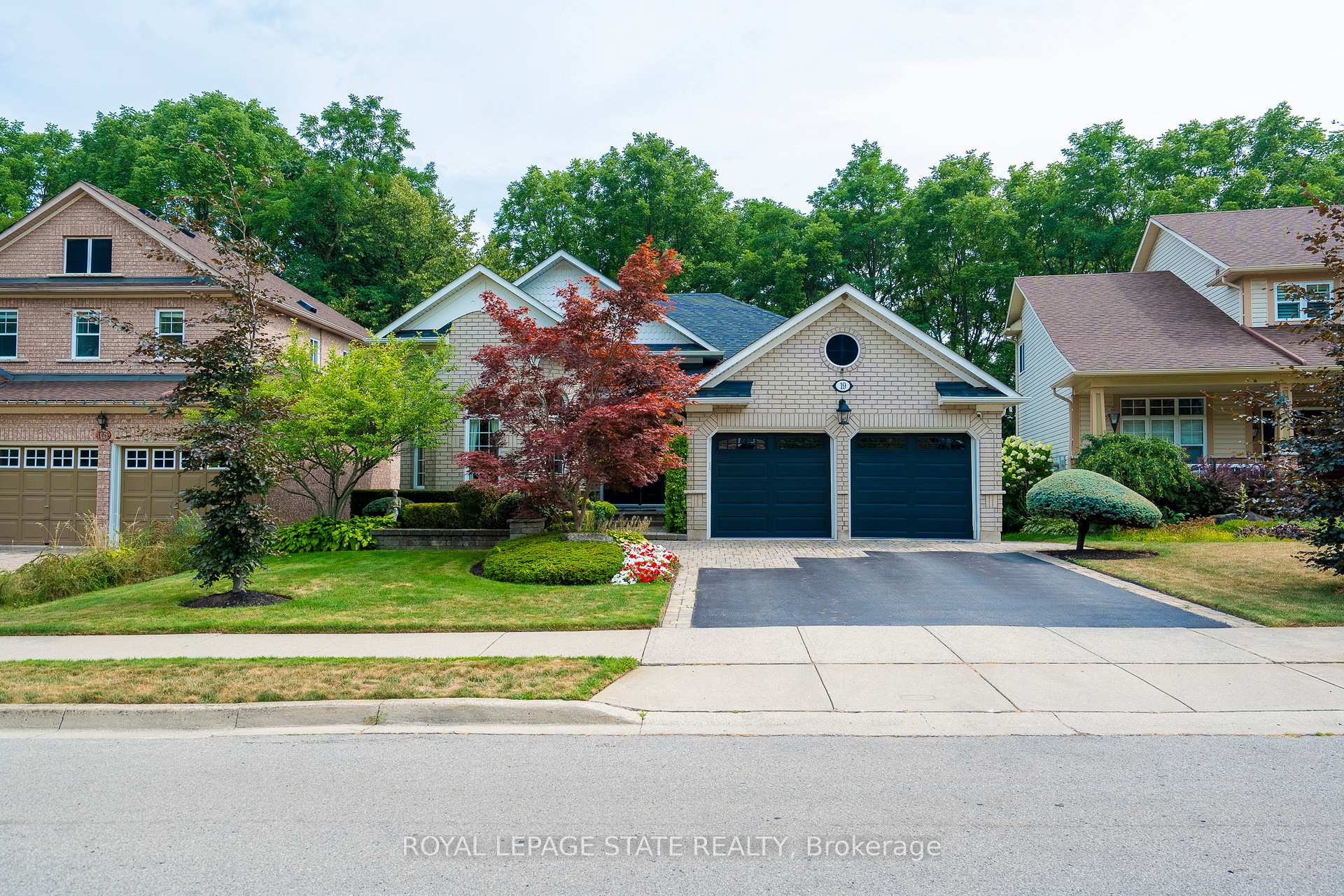 Photo 2 of 19 Brydale Court, Hamilton, Dundas — HOMEH