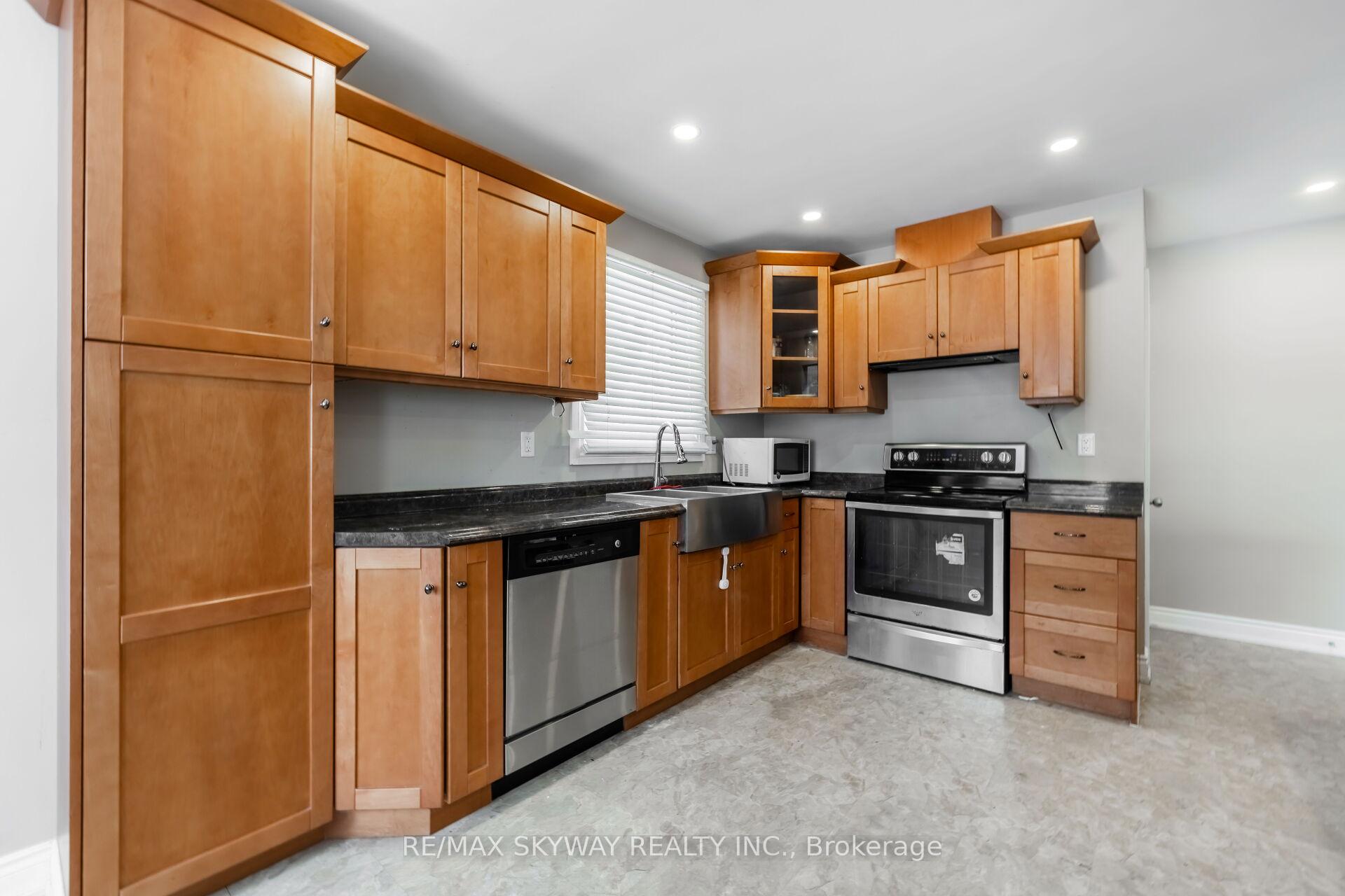 Photo 2 of 98 Jessie Street, Brampton, Downtown Brampton — HOMEH