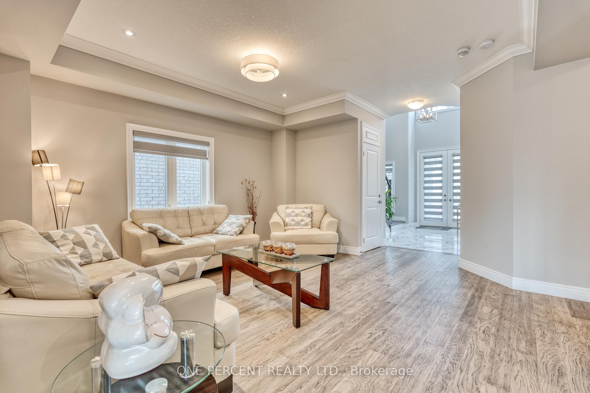 Photo 6 of 16 Eringate Court, Hamilton, Stoney Creek Mountain — HOMEH