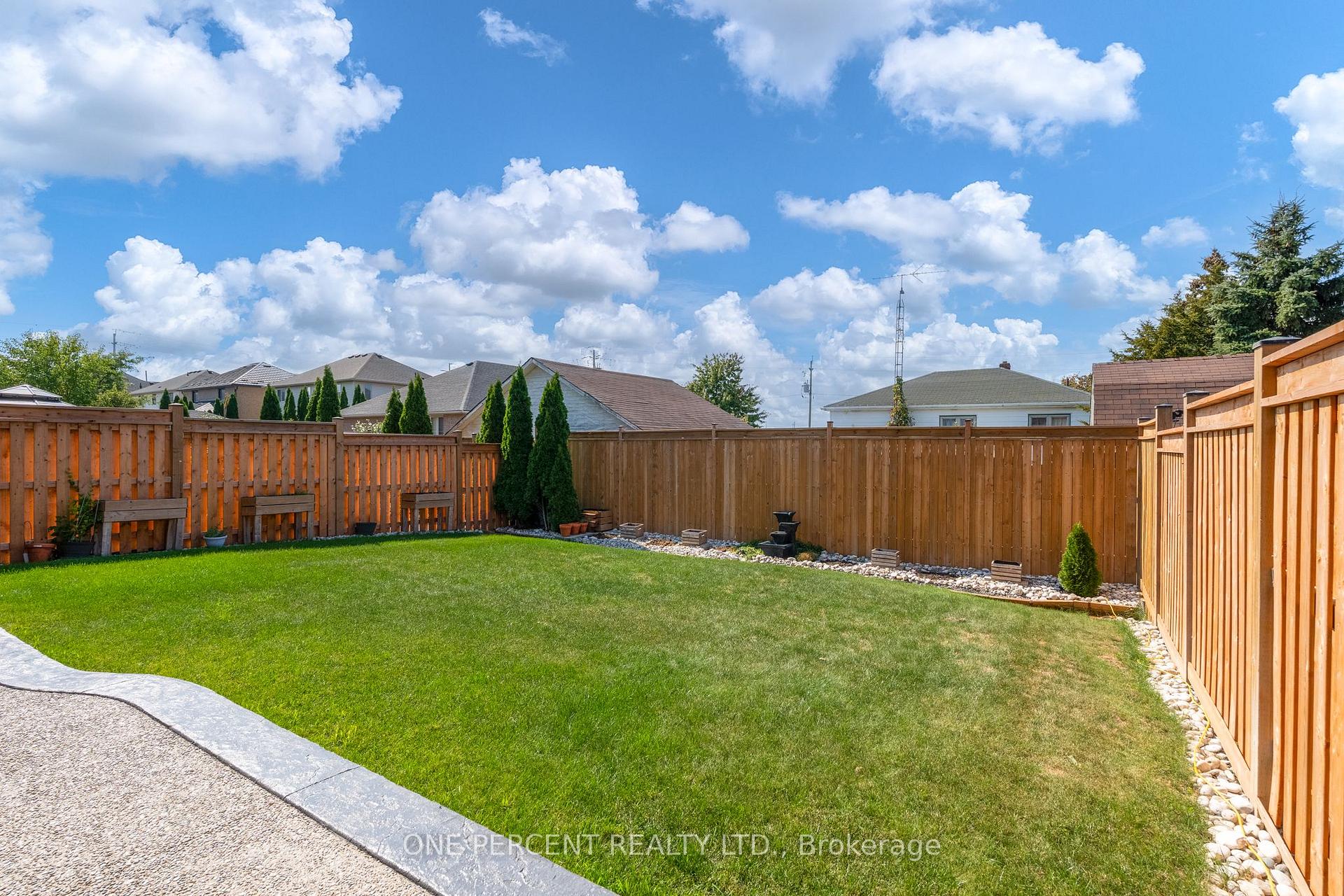 Photo 42 of 16 Eringate Court, Hamilton, Stoney Creek Mountain — HOMEH