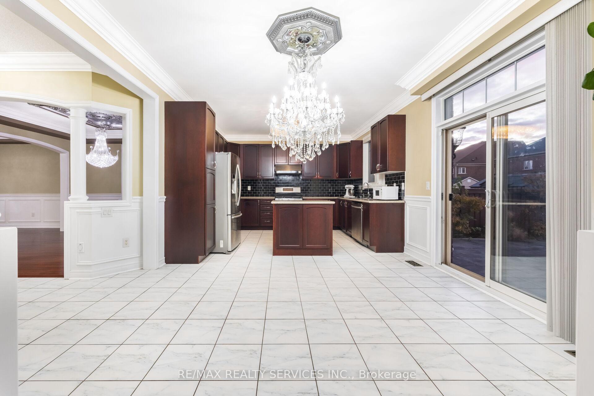 Photo 8 of 51 Midsummer Drive, Brampton, Bram East — HOMEH
