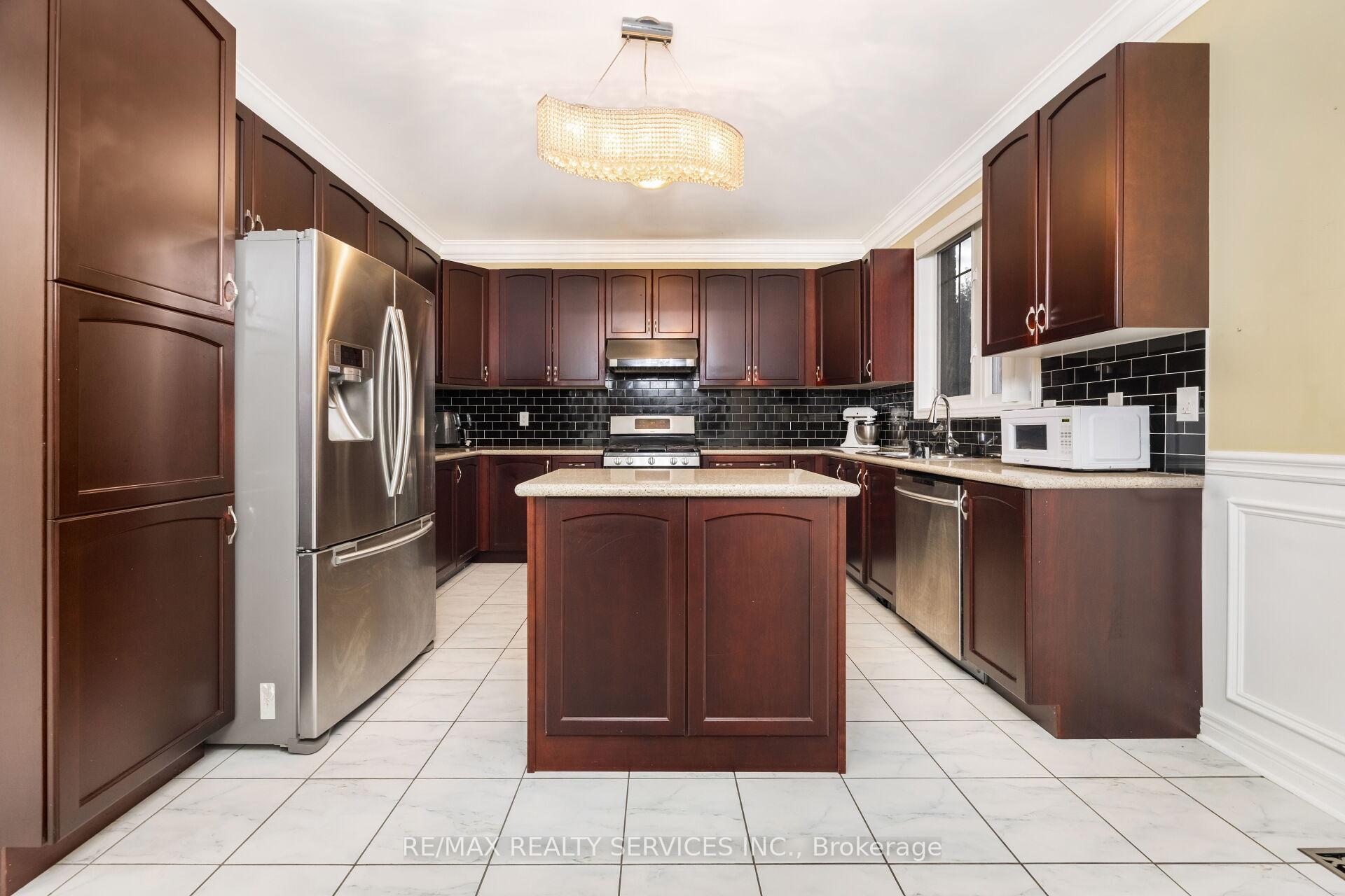 Photo 10 of 51 Midsummer Drive, Brampton, Bram East — HOMEH