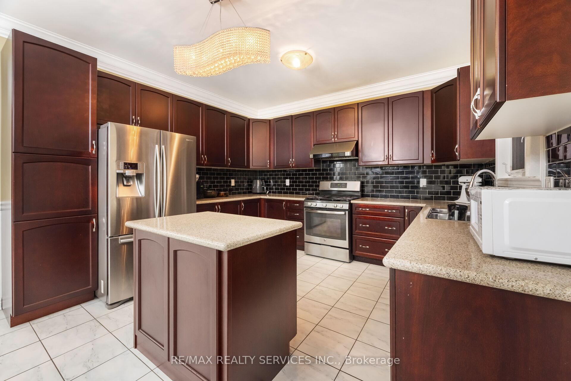 Photo 11 of 51 Midsummer Drive, Brampton, Bram East — HOMEH
