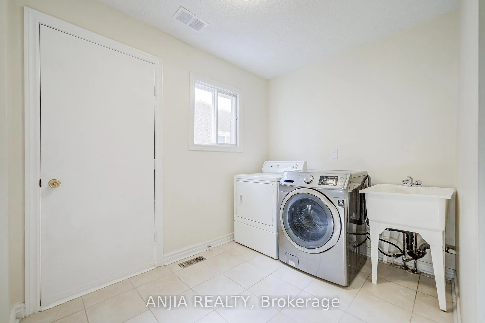 Photo 14 of 33 Havagal Crescent, Markham, Markville — HOMEH