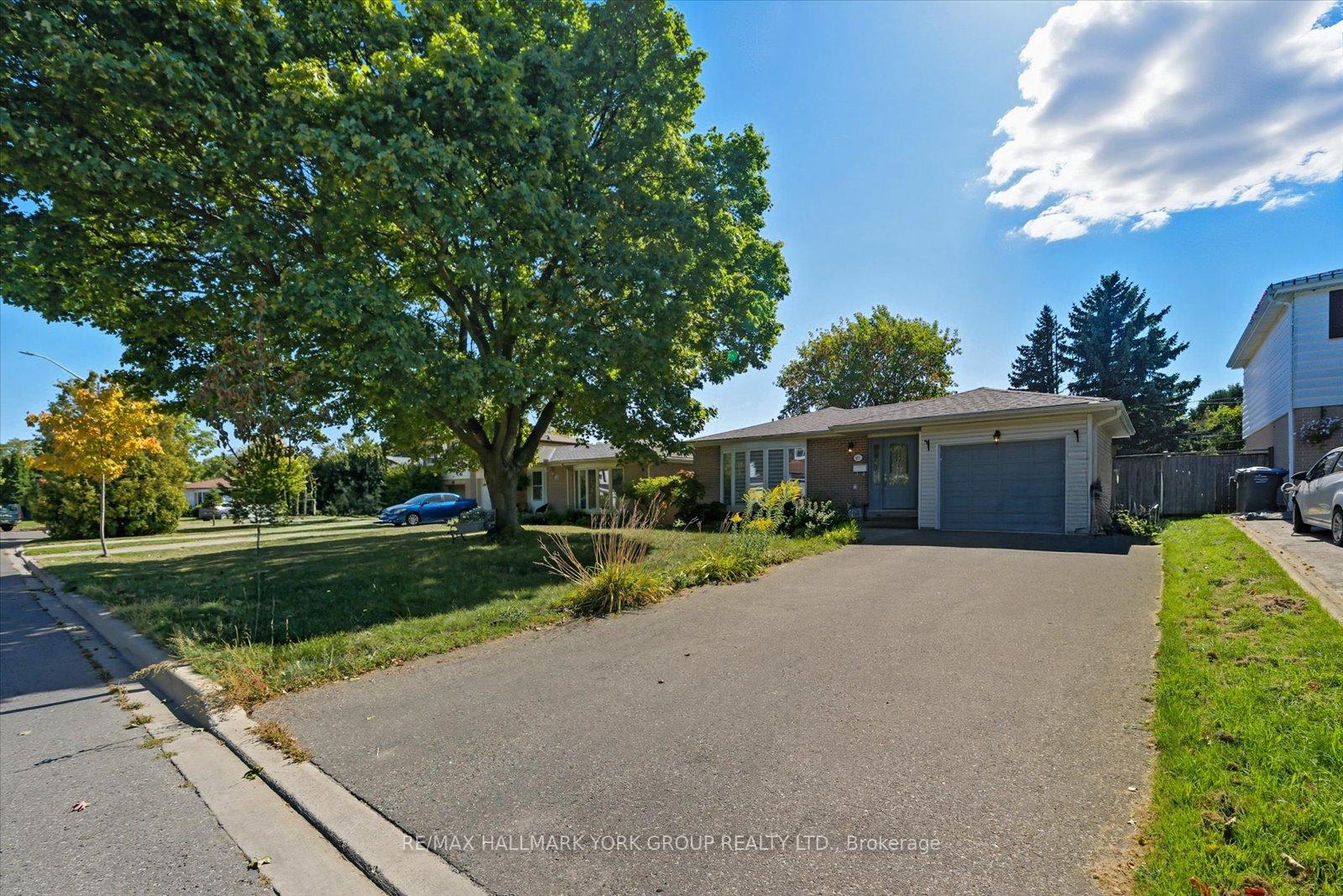 Photo 2 of 27 Bromley Crescent, Brampton, Avondale — HOMEH