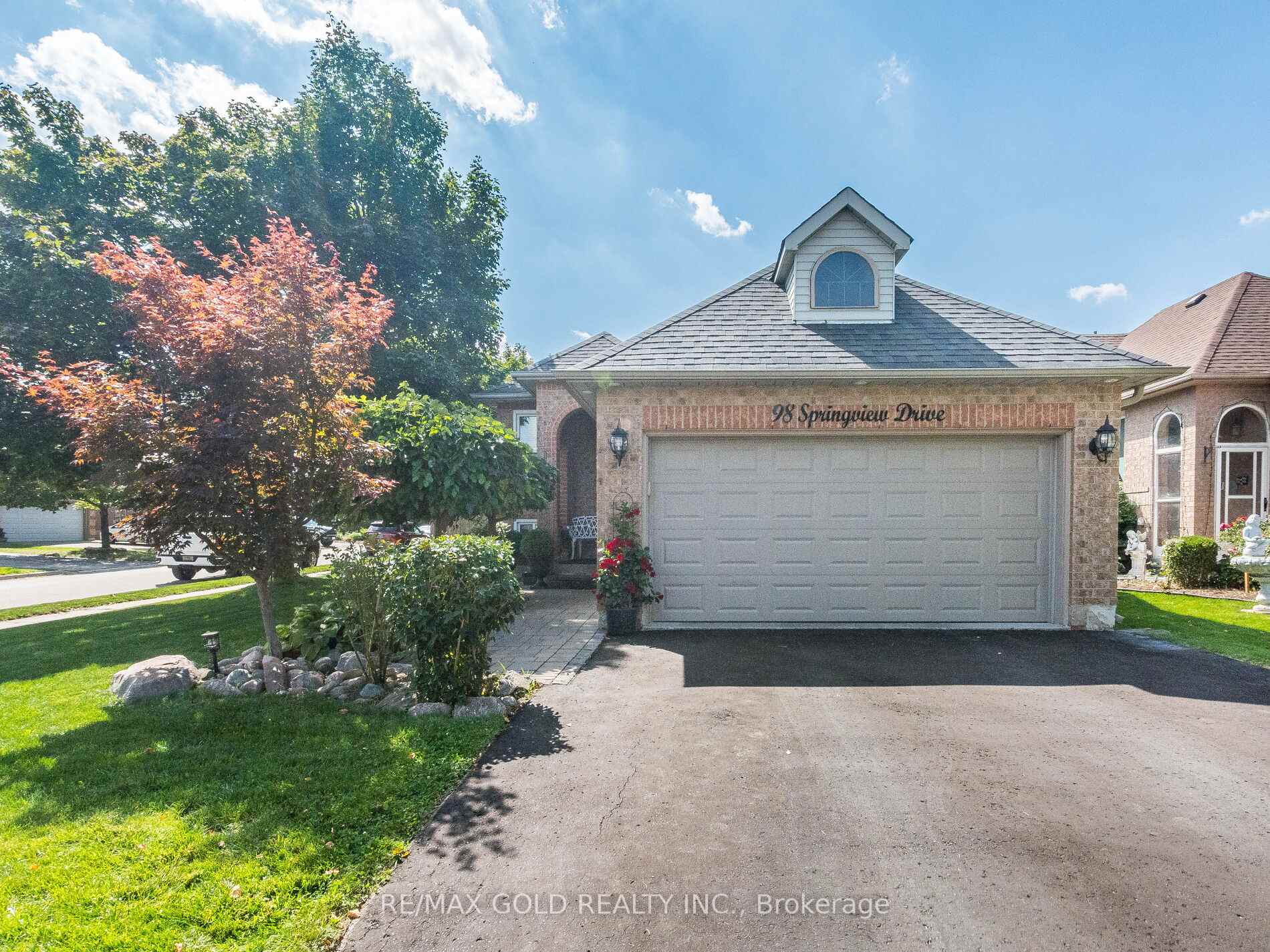 Photo 2 of 98 Springview Drive, Brampton, Brampton West — HOMEH