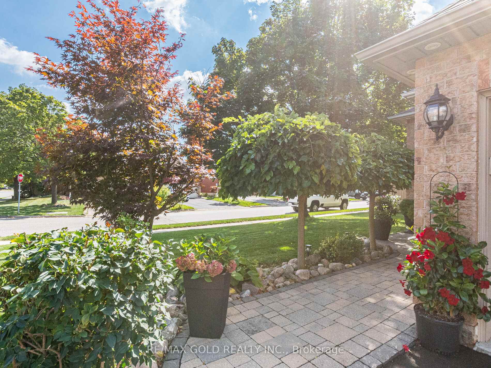 Photo 3 of 98 Springview Drive, Brampton, Brampton West — HOMEH