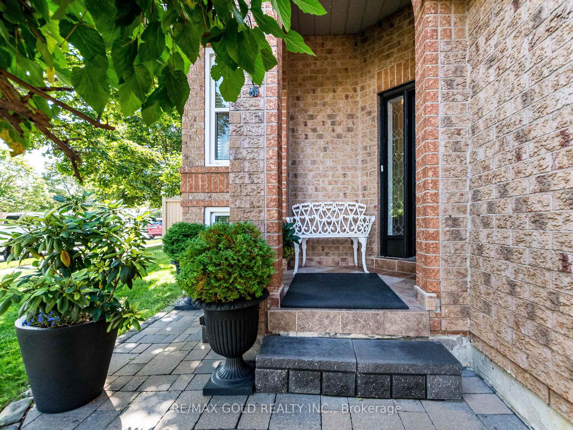 Photo 4 of 98 Springview Drive, Brampton, Brampton West — HOMEH