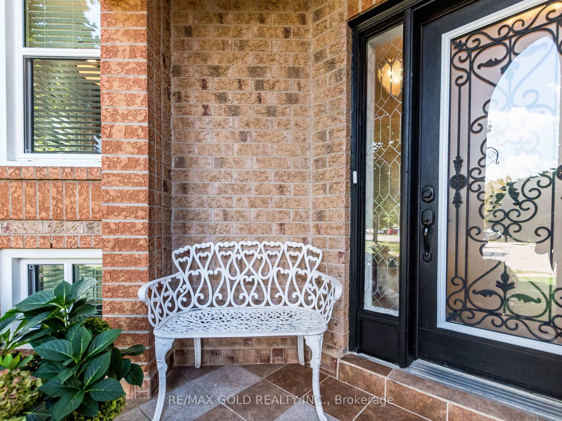 Photo 5 of 98 Springview Drive, Brampton, Brampton West — HOMEH