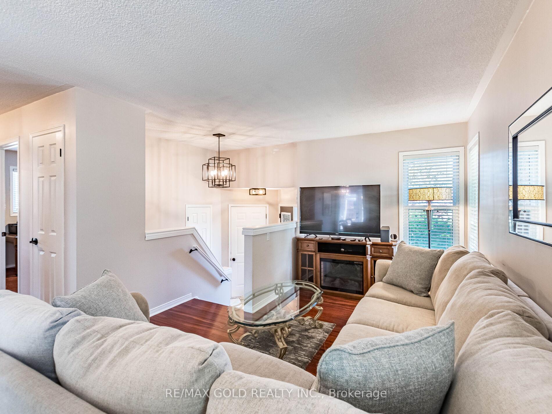 Photo 8 of 98 Springview Drive, Brampton, Brampton West — HOMEH