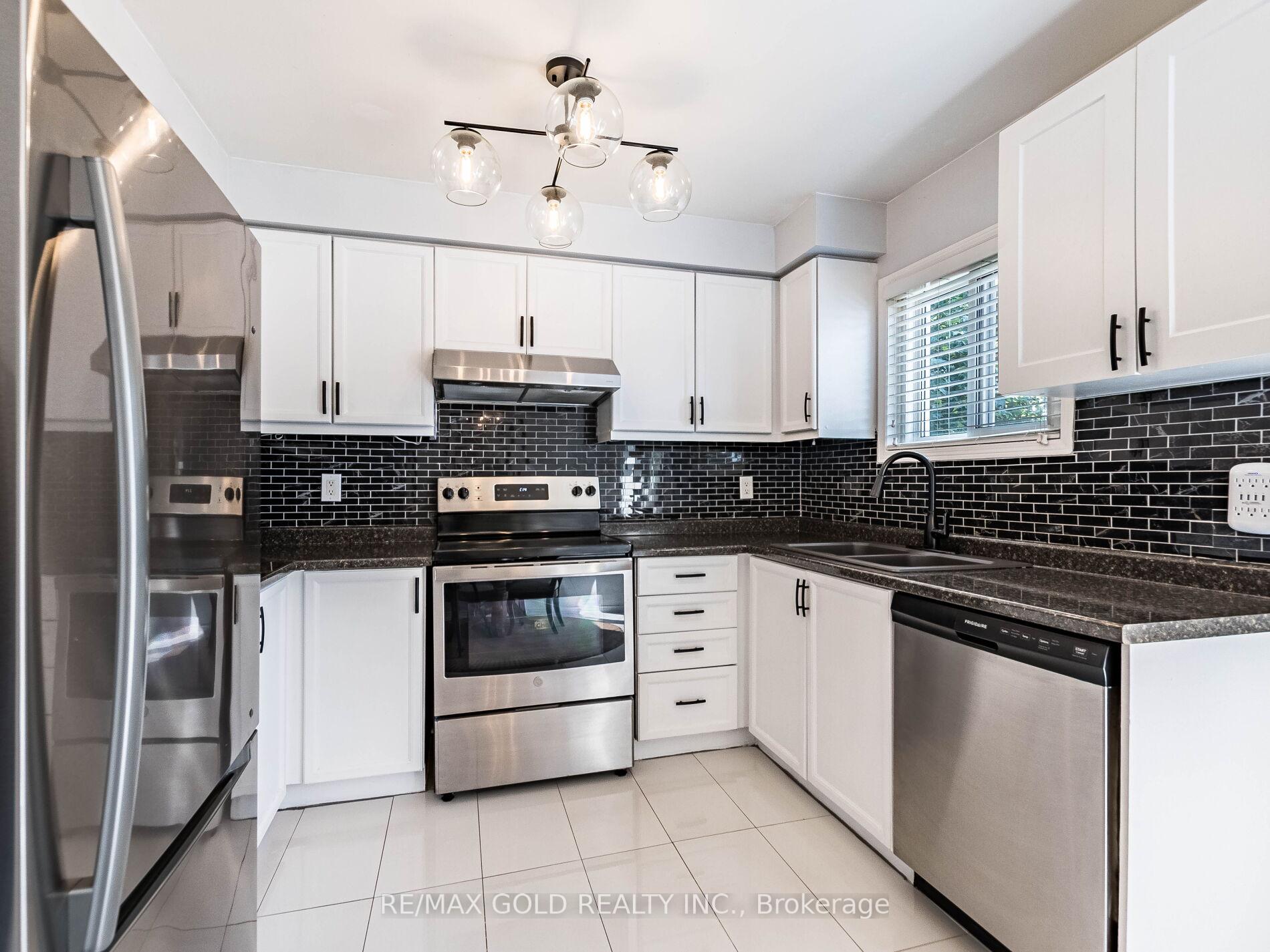 Photo 13 of 98 Springview Drive, Brampton, Brampton West — HOMEH