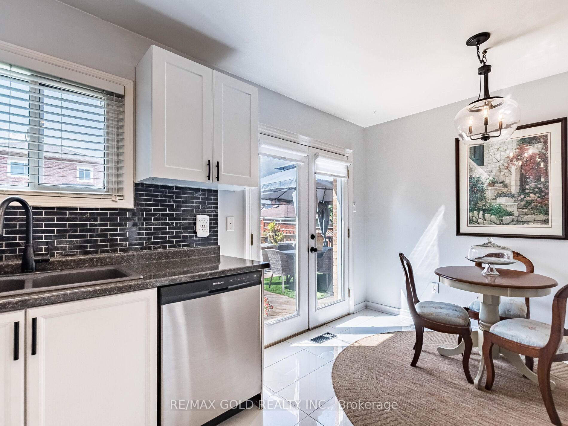 Photo 14 of 98 Springview Drive, Brampton, Brampton West — HOMEH