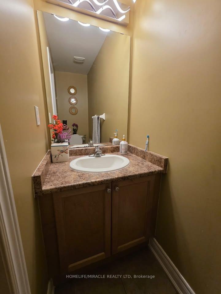 Photo 12 of 44 Tatra Crescent, Brampton, Bram West — HOMEH