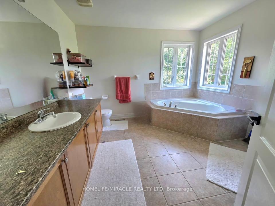 Photo 19 of 44 Tatra Crescent, Brampton, Bram West — HOMEH