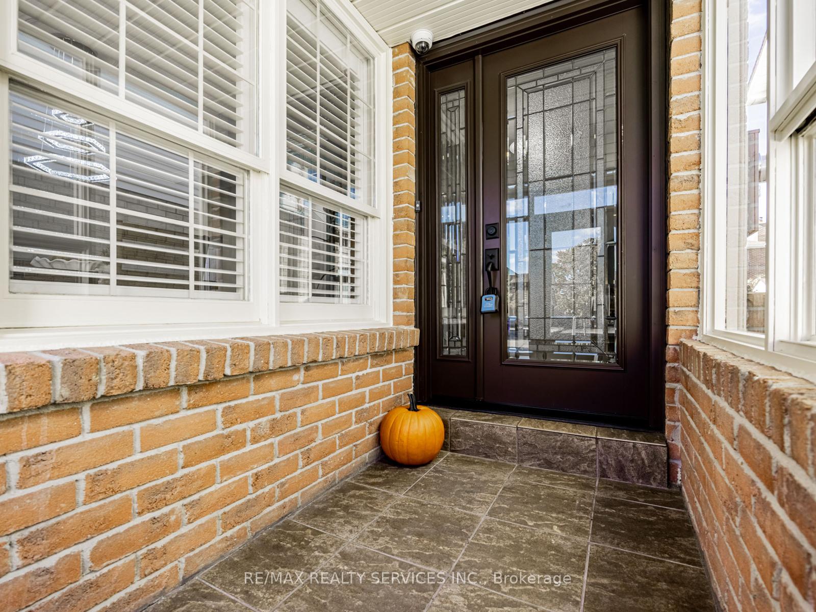Photo 3 of 28 Lacewood Crescent, Brampton, Westgate — HOMEH
