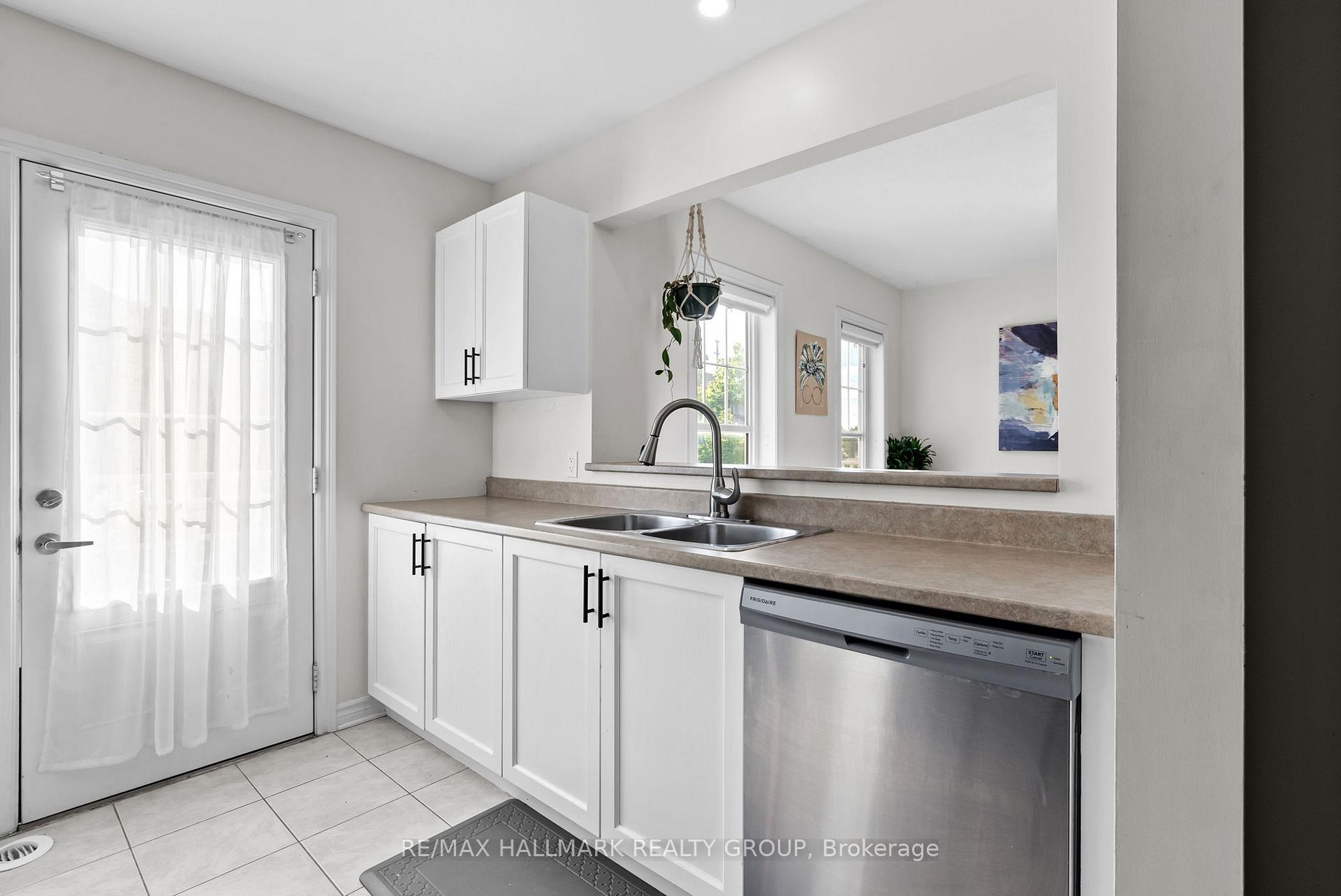 Photo 9 of 1554 Haydon Circle, Ottawa, Barrhaven - Heritage Park — HOMEH