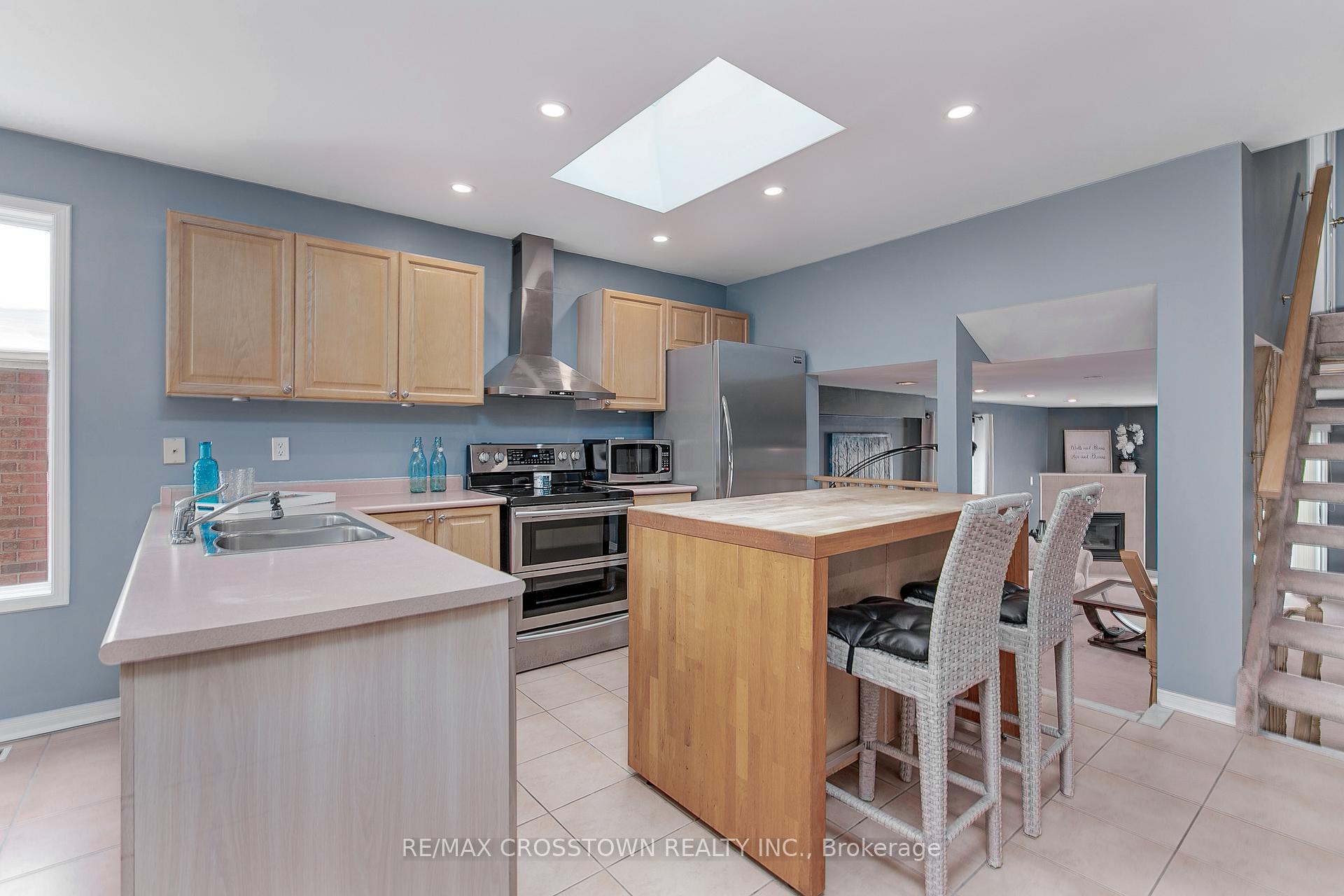 Photo 4 of 24 Twiss Drive, Barrie, Holly — HOMEH