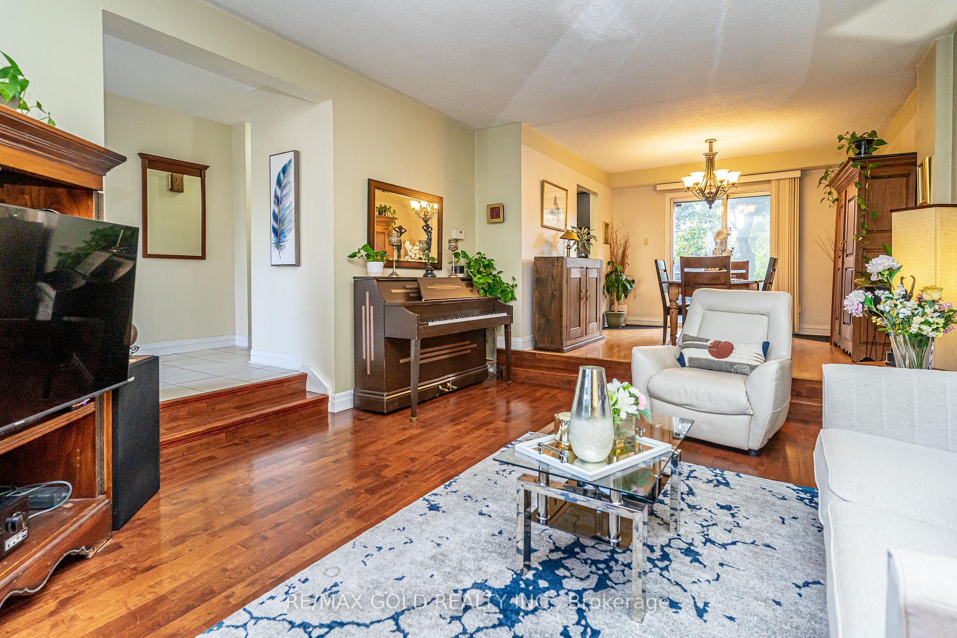 Photo 9 of 74 Lorraine Crescent, Brampton, Westgate — HOMEH