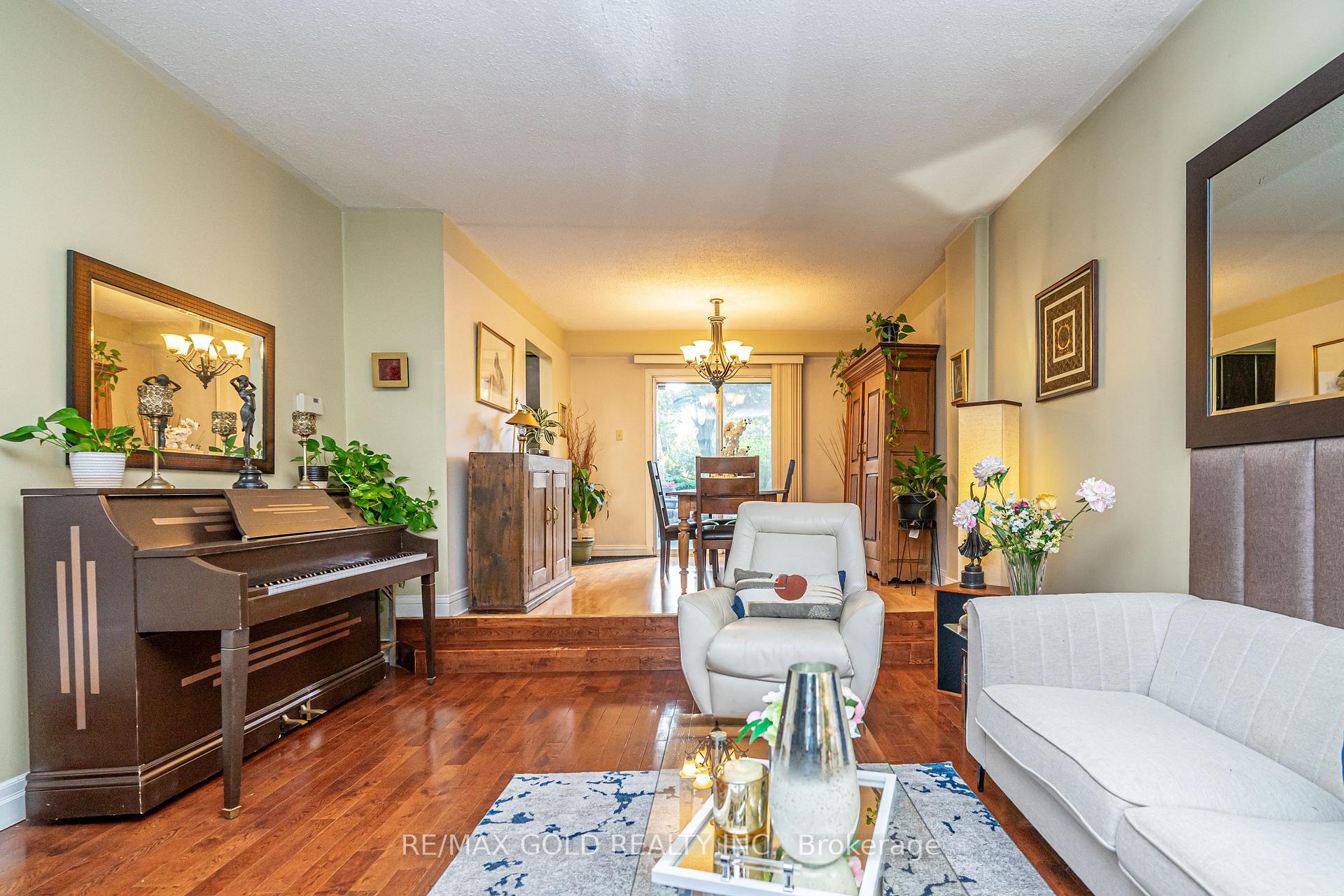 Photo 10 of 74 Lorraine Crescent, Brampton, Westgate — HOMEH