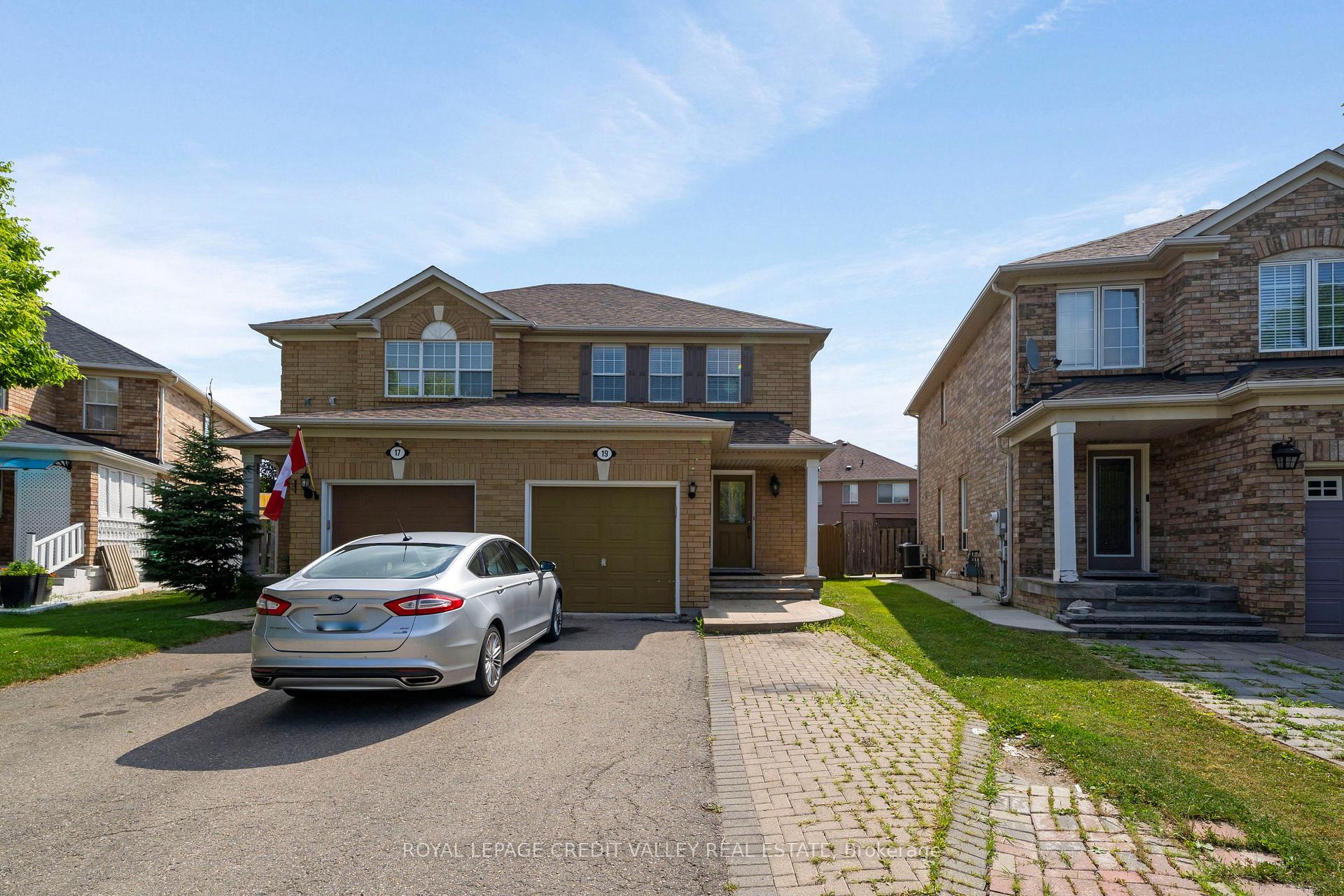 Photo 1 of 19 Dunlop Court, Brampton, Fletcher's Meadow — HOMEH