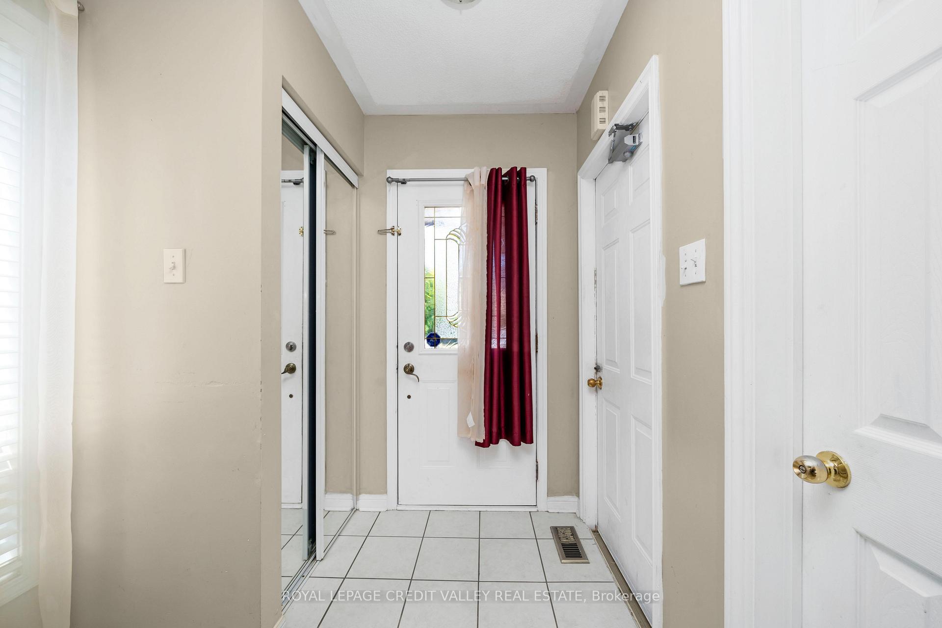 Photo 4 of 19 Dunlop Court, Brampton, Fletcher's Meadow — HOMEH