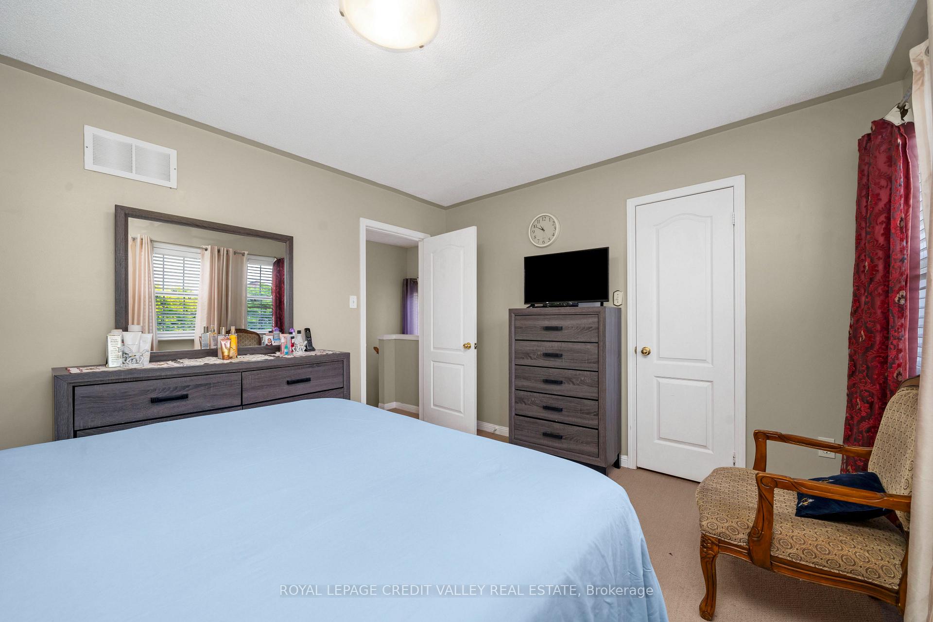 Photo 5 of 19 Dunlop Court, Brampton, Fletcher's Meadow — HOMEH