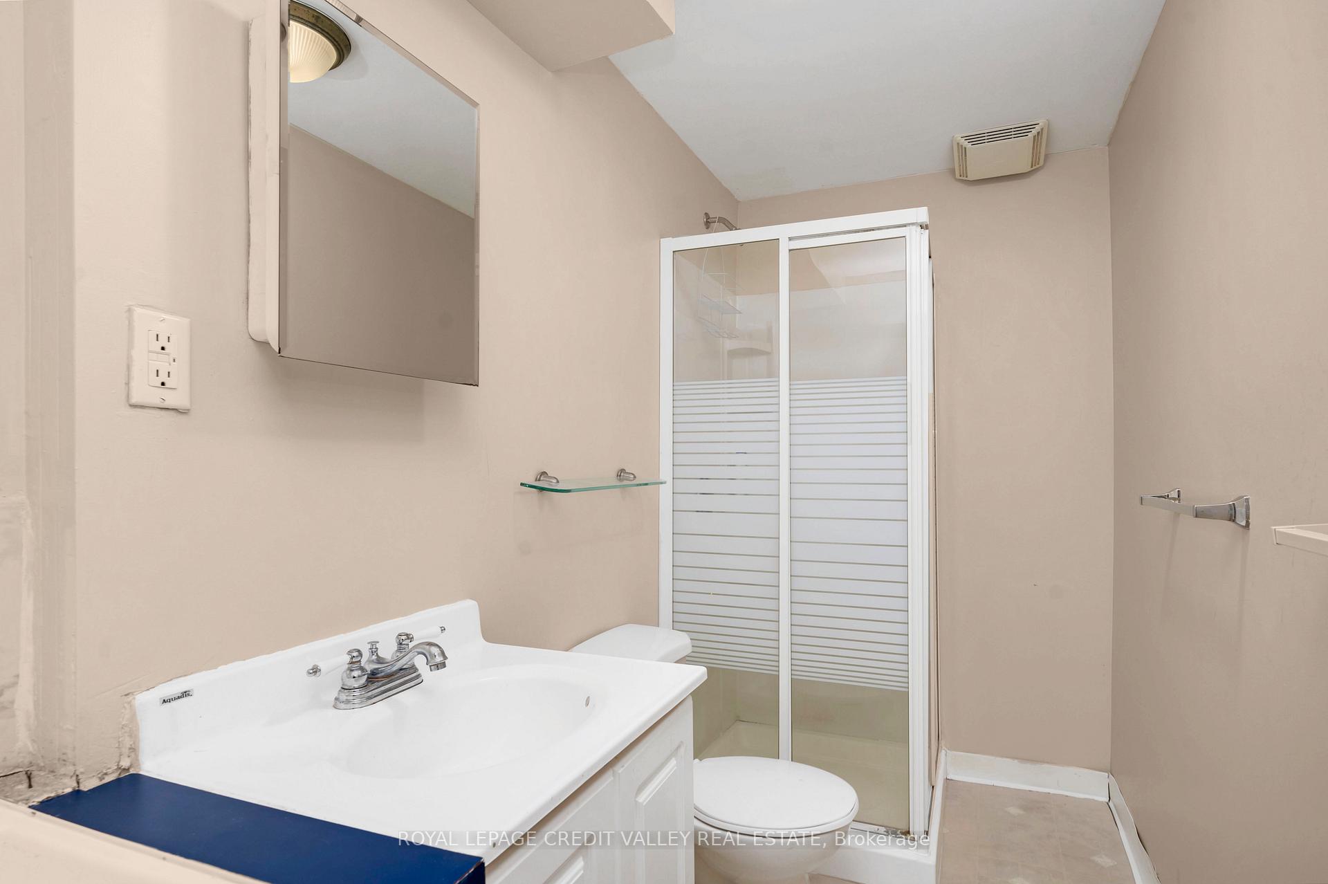 Photo 3 of 19 Dunlop Court, Brampton, Fletcher's Meadow — HOMEH