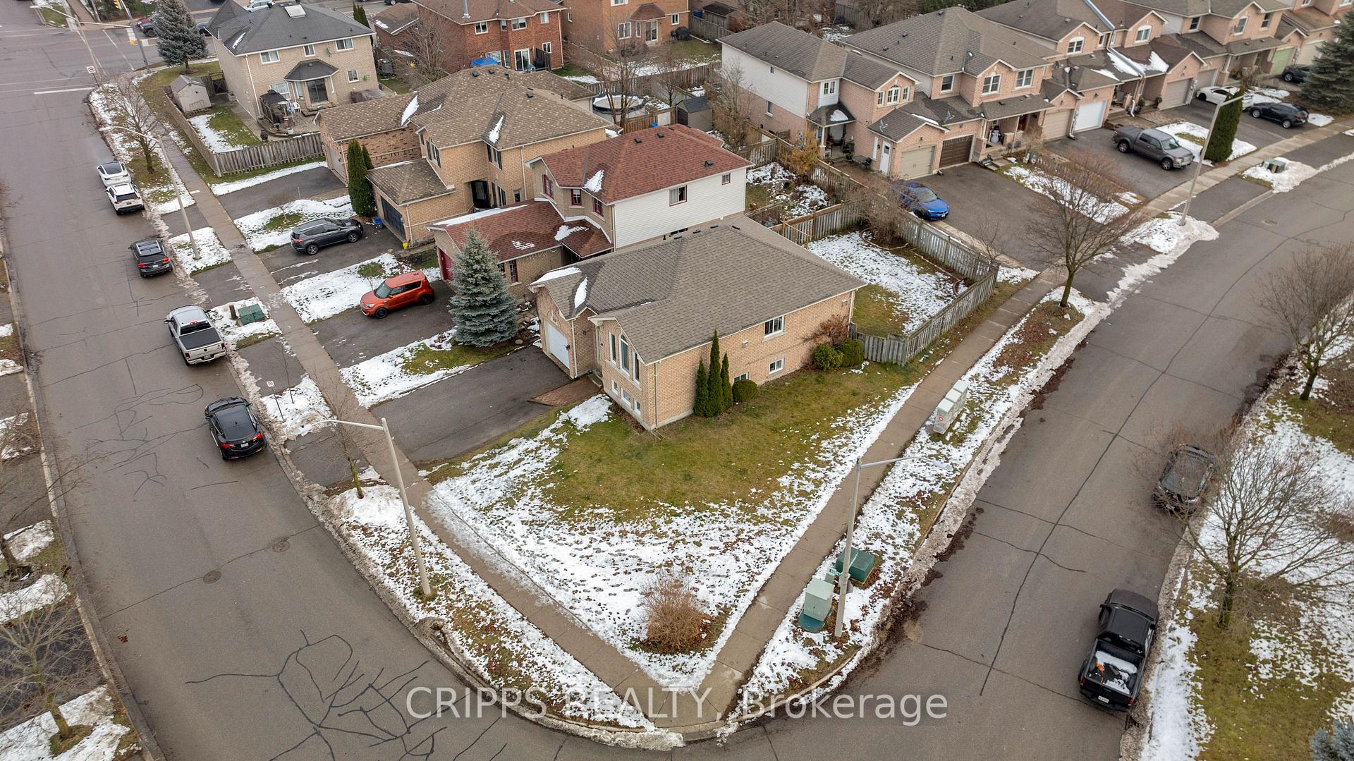 Photo 3 of 11 Gore Drive, Barrie, Ardagh — HOMEH