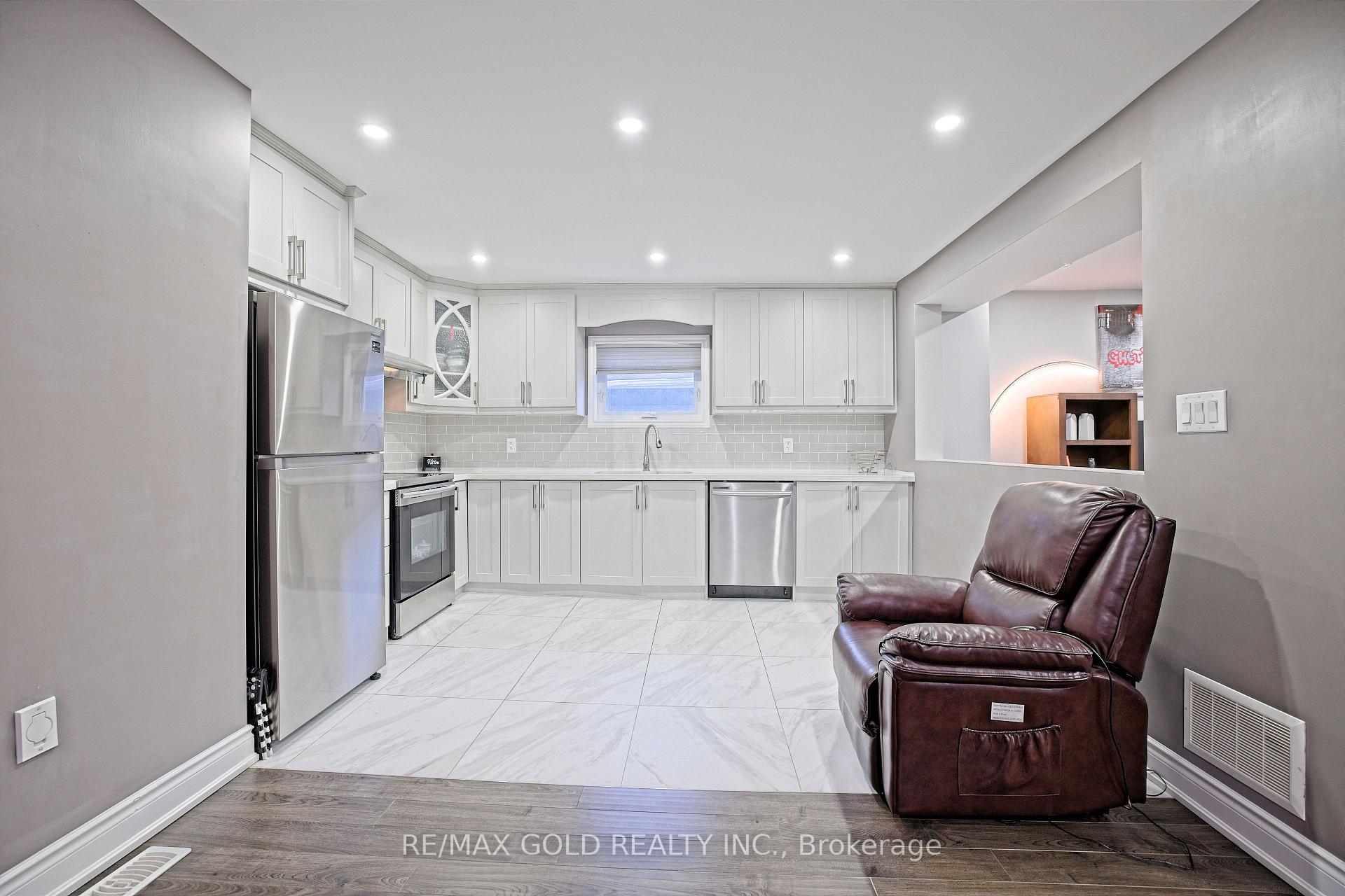 Photo 4 of 28 Royce Avenue, Brampton, Northwest Brampton — HOMEH