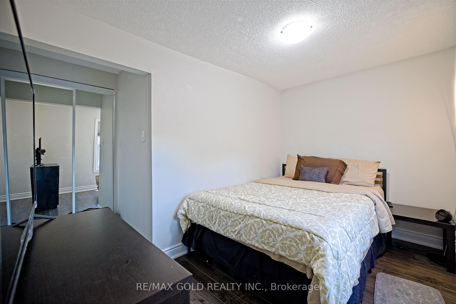 Photo 13 of 28 Royce Avenue, Brampton, Northwest Brampton — HOMEH