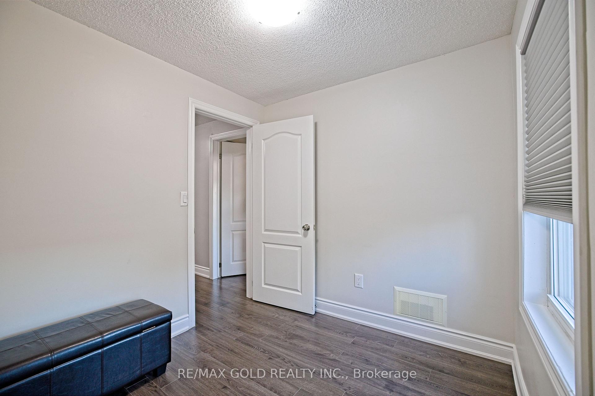 Photo 16 of 28 Royce Avenue, Brampton, Northwest Brampton — HOMEH