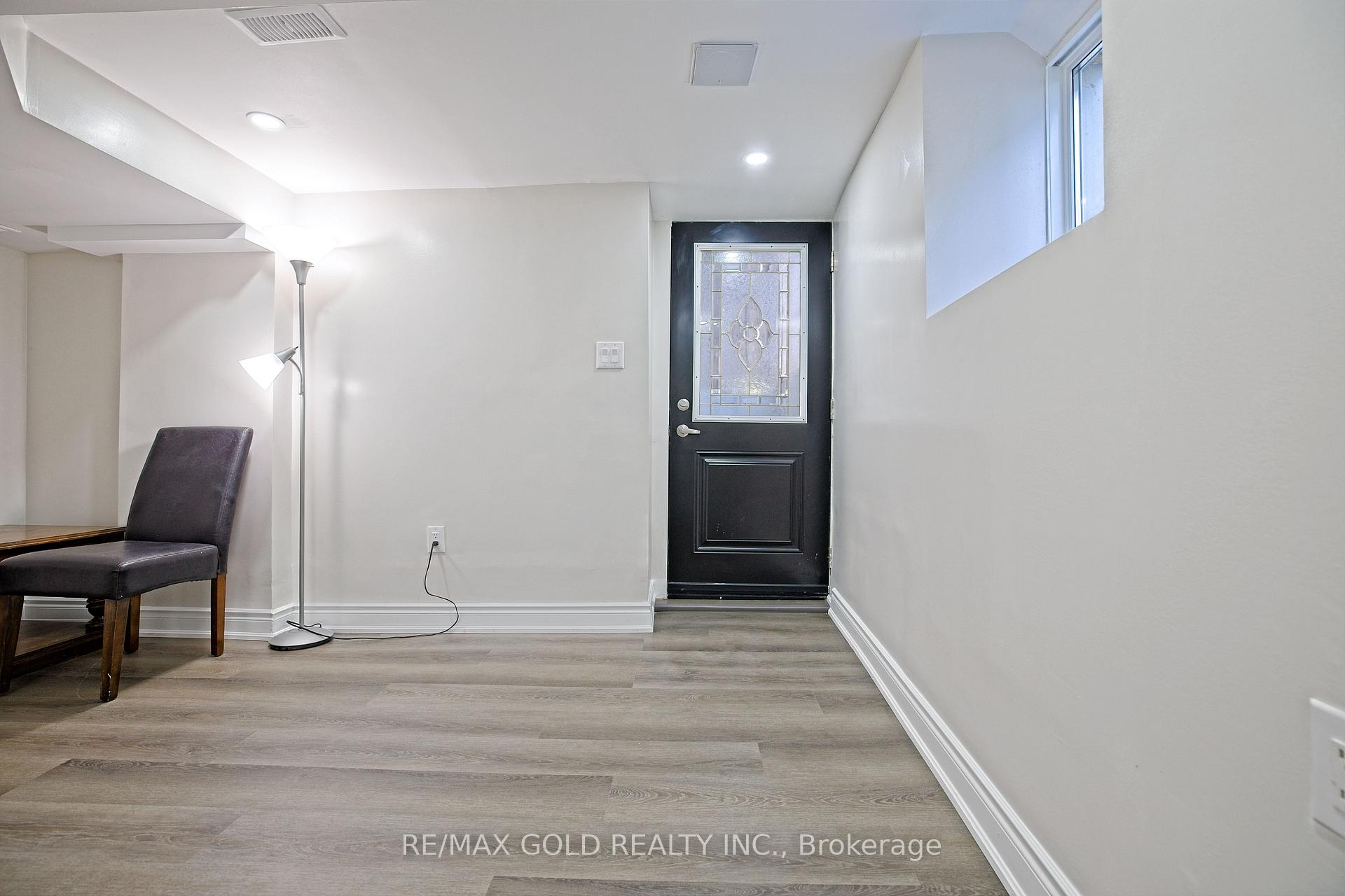Photo 19 of 28 Royce Avenue, Brampton, Northwest Brampton — HOMEH