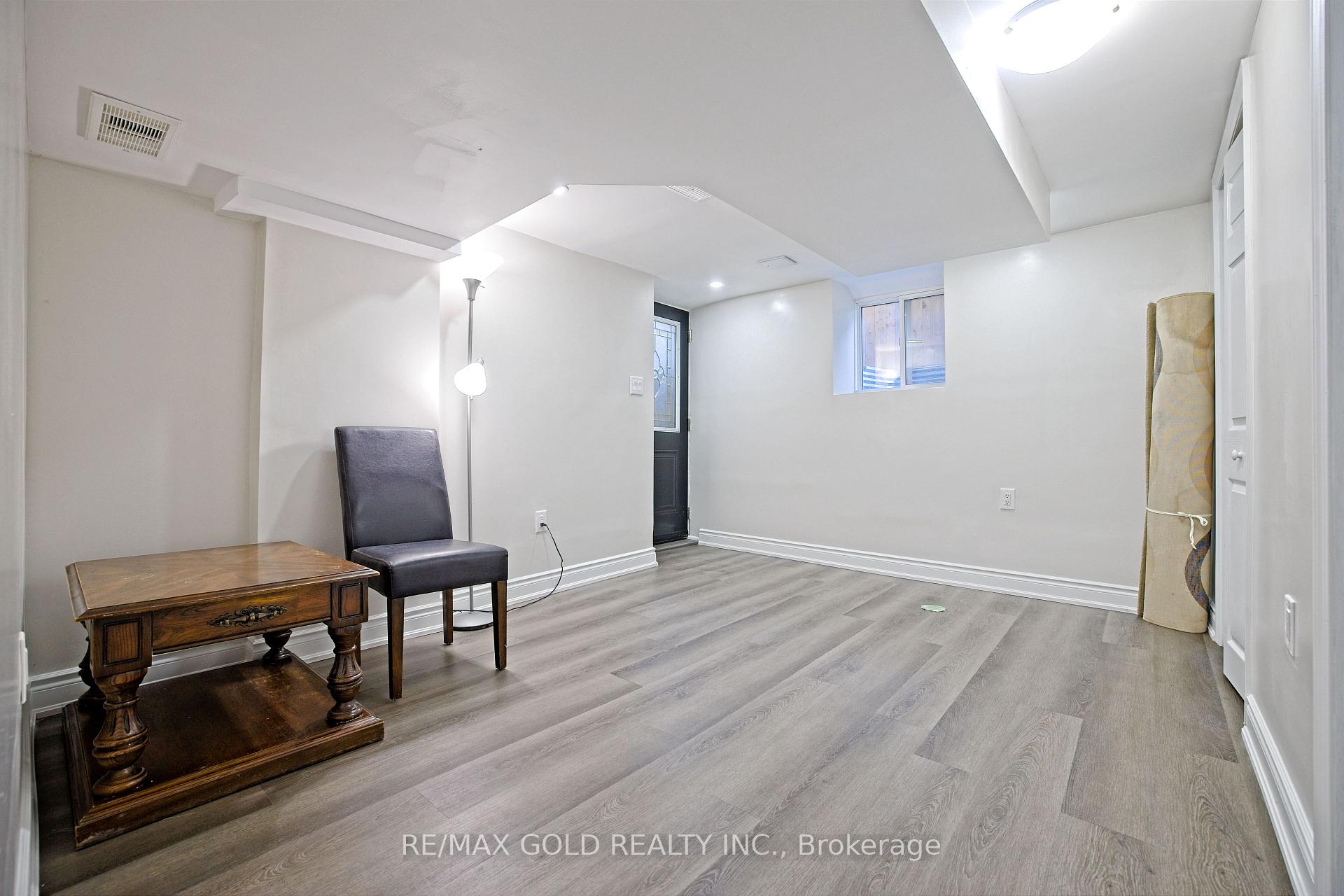 Photo 21 of 28 Royce Avenue, Brampton, Northwest Brampton — HOMEH