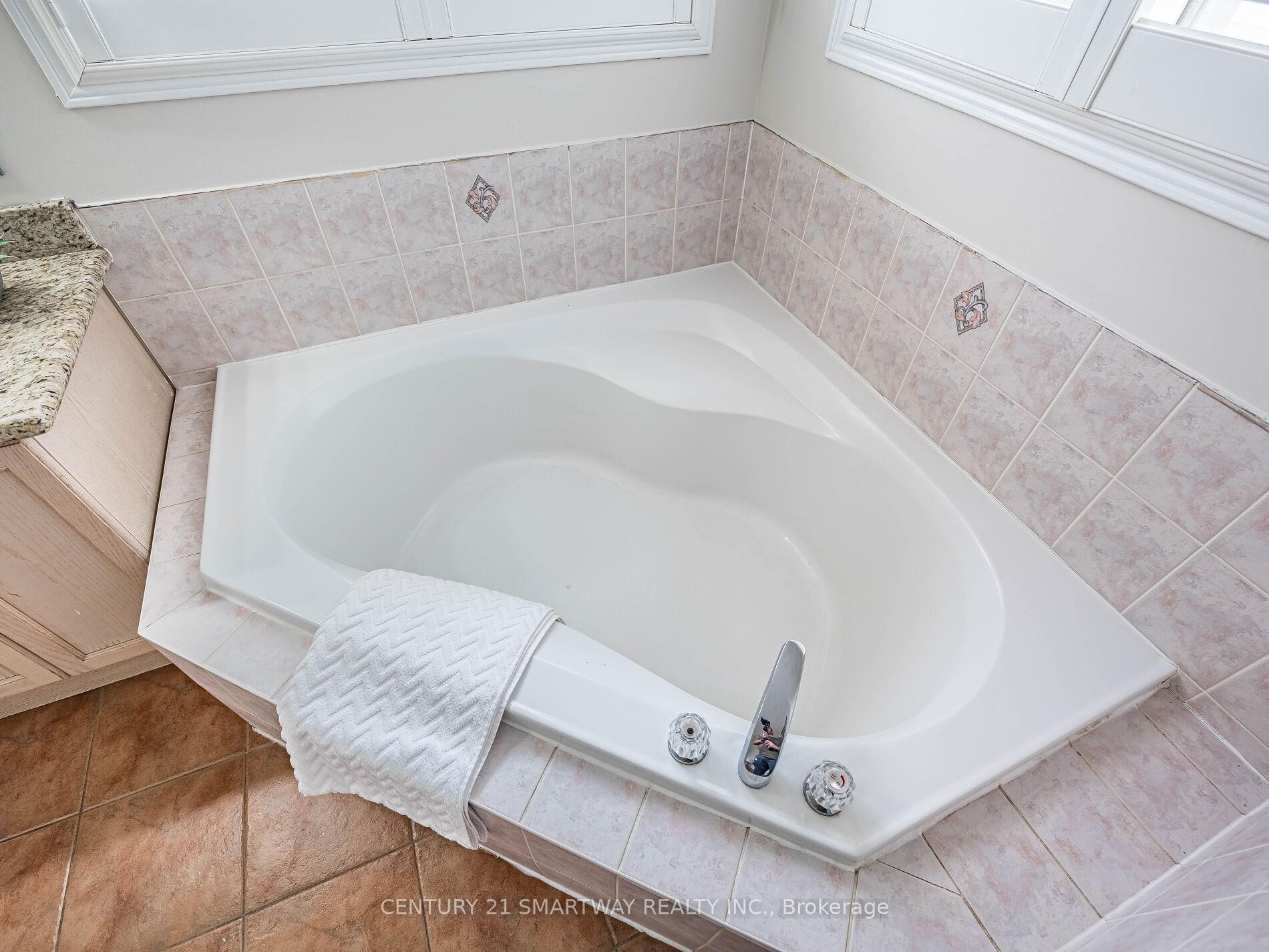Photo 25 of 124 Porchlight Road, Brampton, Fletcher's Creek Village — HOMEH