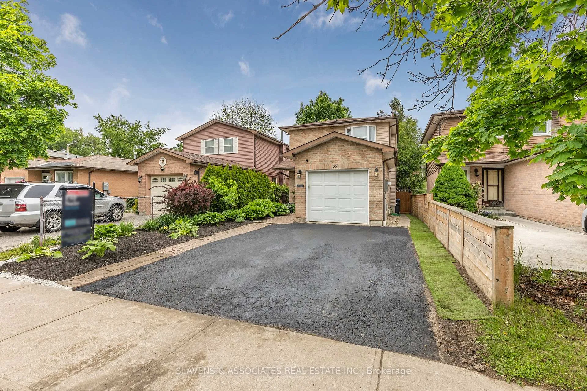 Photo 3 of 37 Vodden Street W, Brampton, Downtown Brampton — HOMEH