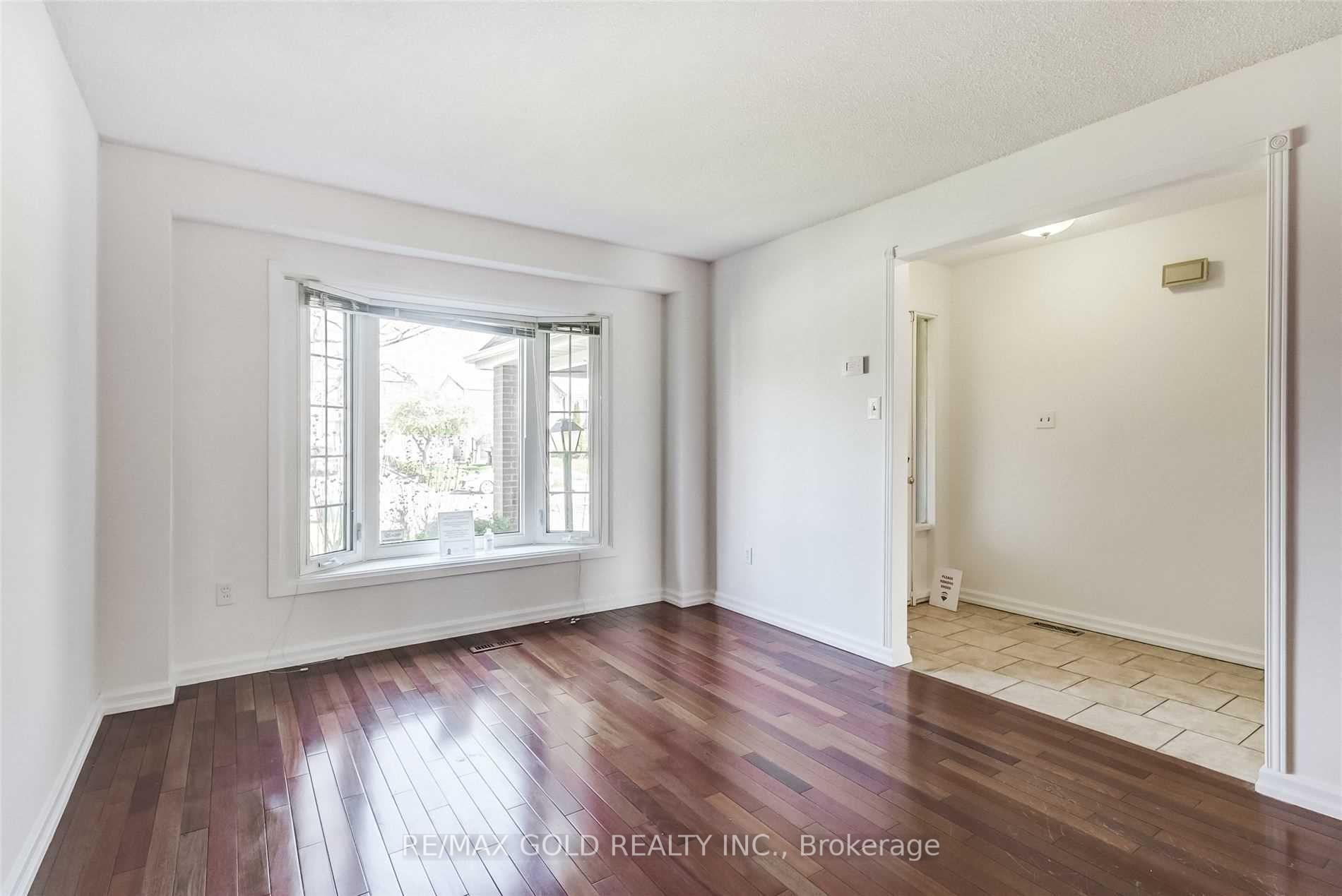 Photo 2 of 32 Lawndale Crescent, Brampton, Westgate — HOMEH