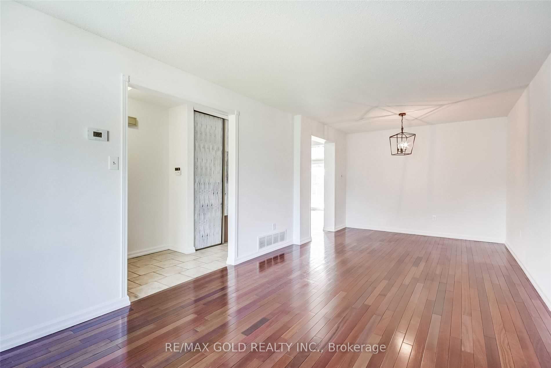 Photo 3 of 32 Lawndale Crescent, Brampton, Westgate — HOMEH