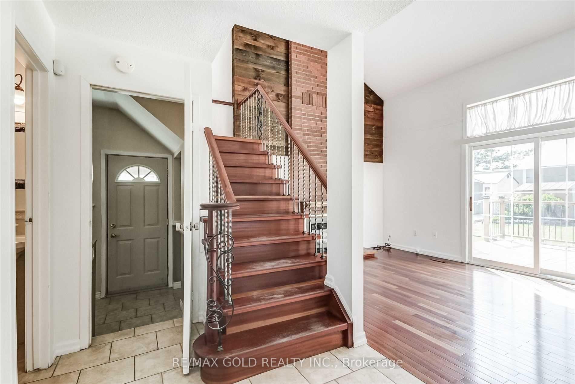 Photo 5 of 32 Lawndale Crescent, Brampton, Westgate — HOMEH