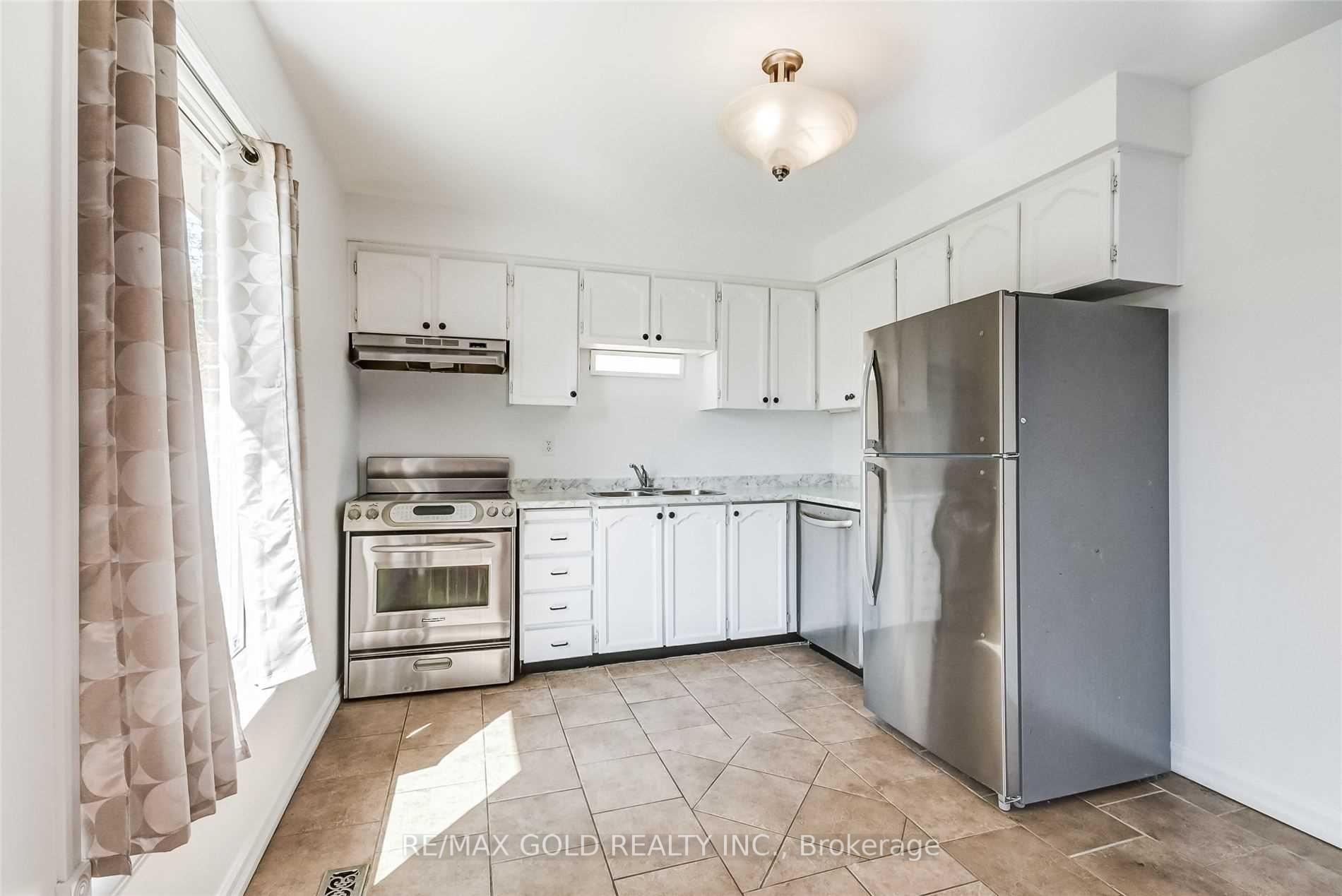 Photo 8 of 32 Lawndale Crescent, Brampton, Westgate — HOMEH